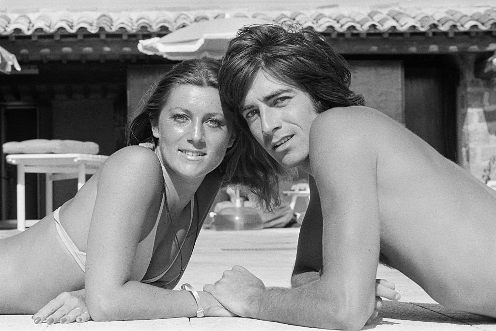 La chanteuse française Sheila, de son vrai nom Annie Chancel, prend un bain de soleil avec son Ringo. | Photo : Getty Images