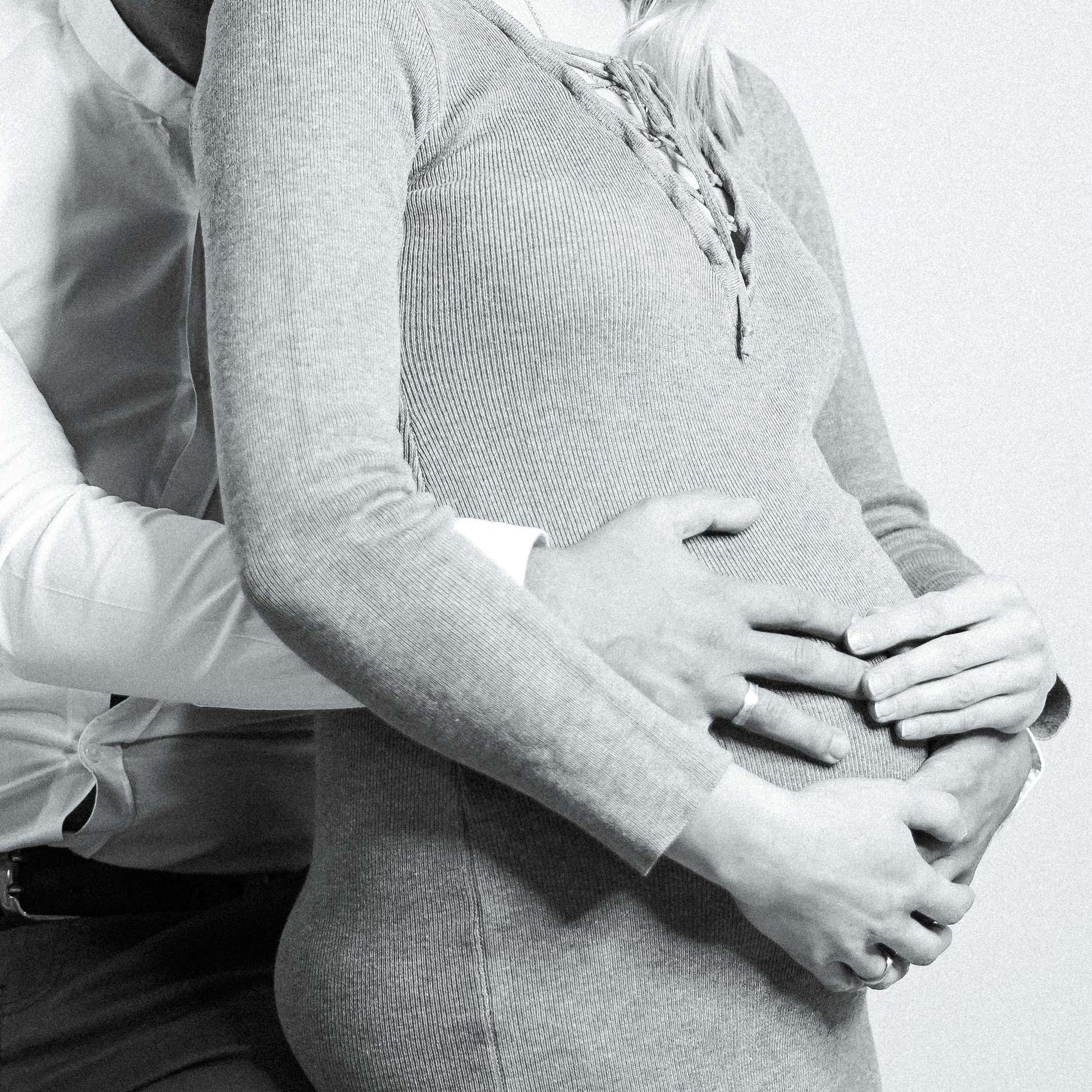 A man embracing a pregnant woman | Source: Pexels