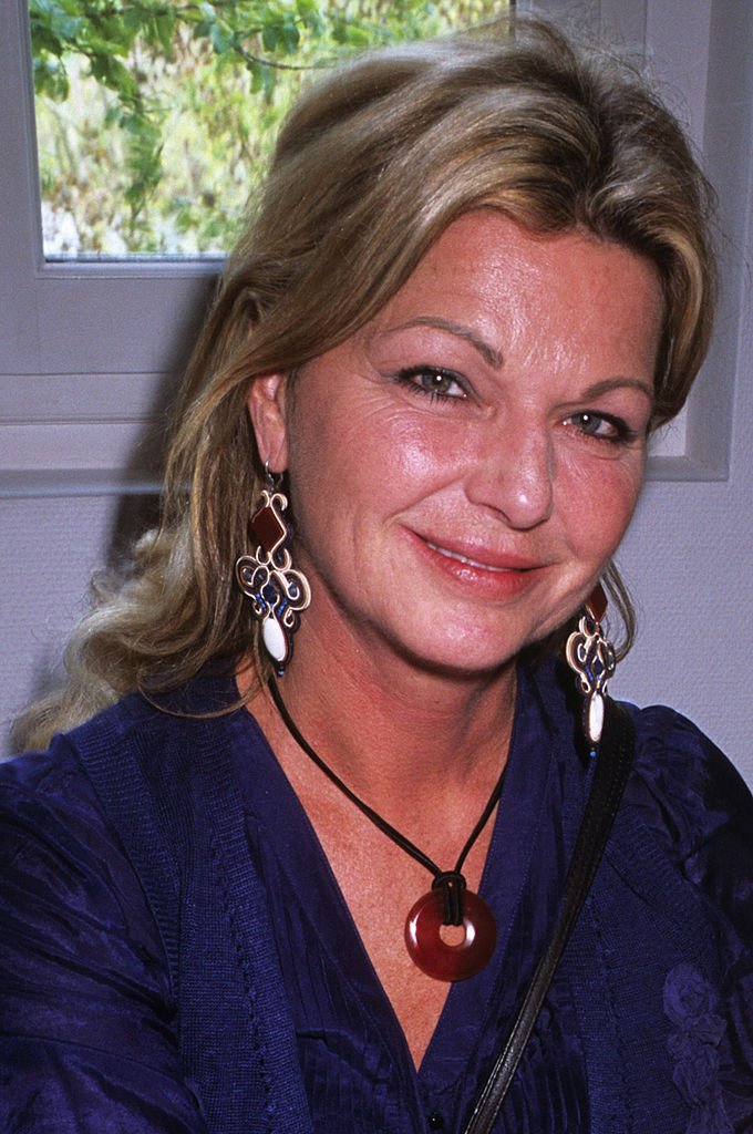 L'actrice et écrivain Jeane Manson participe au Salon du Livre et du Vin de Saumur aux Caves Bouvet Ladubay le 11 avril 2010 à Paris, France. | Photo : Getty Images