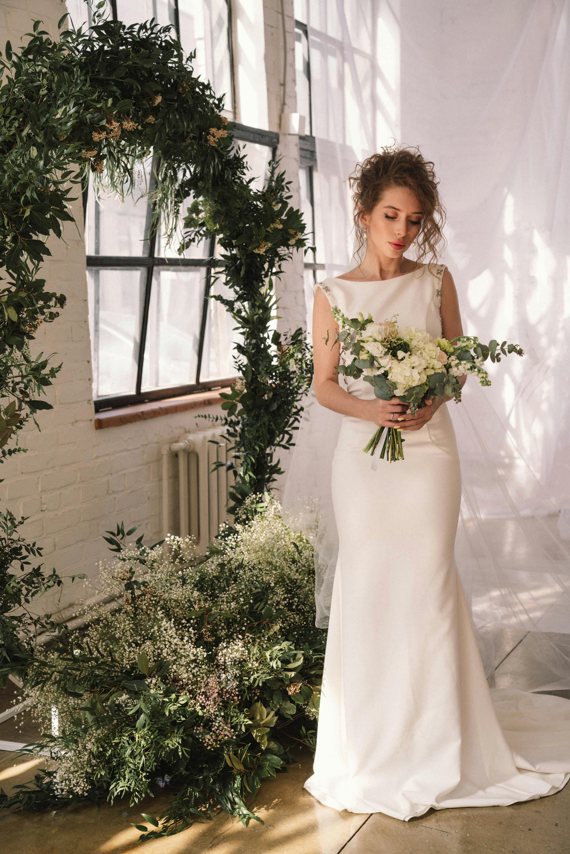 A sad bride holding a bouquet | Source: Pexels