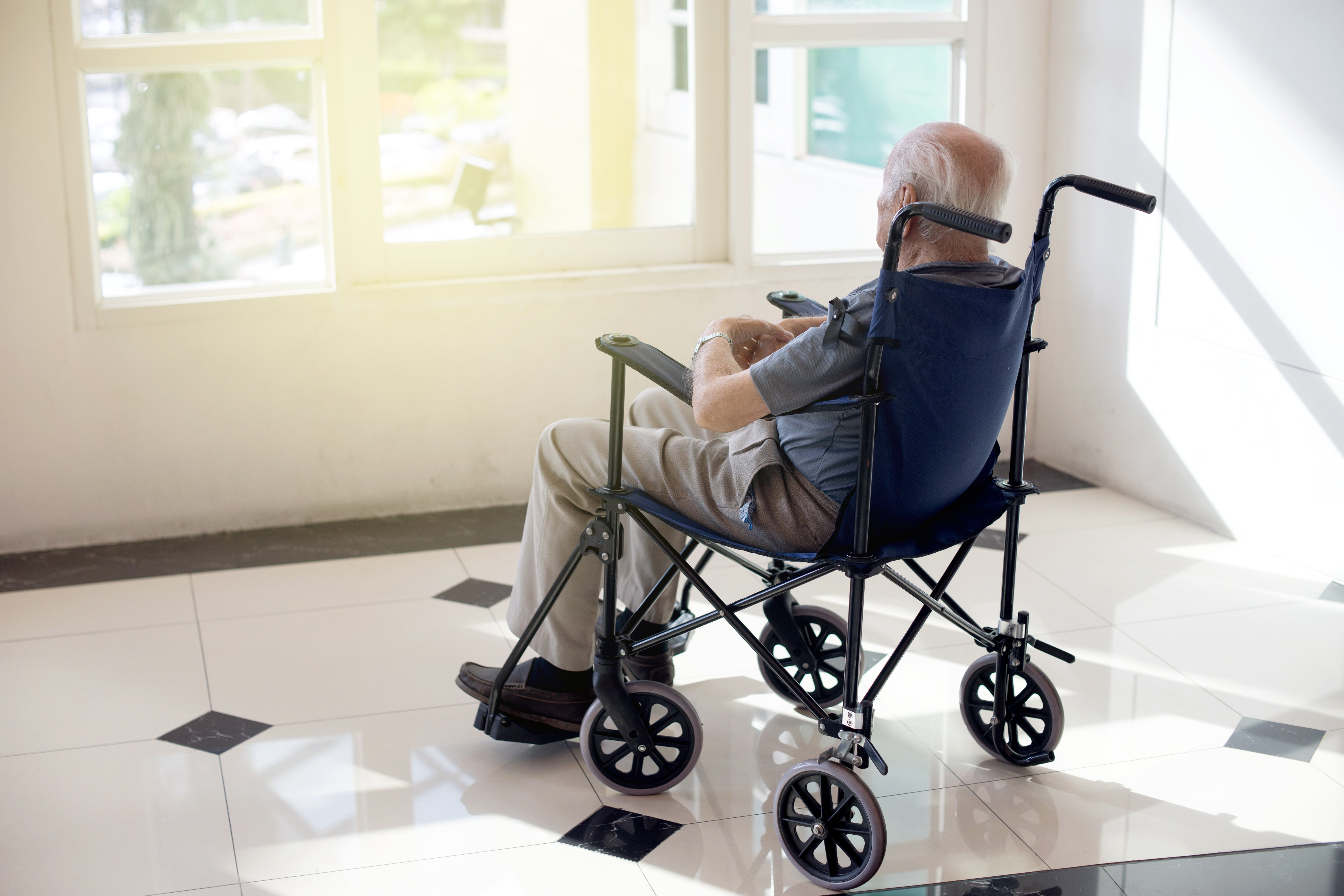Hombre mayor en silla de ruedas. | Foto: Shutterstock