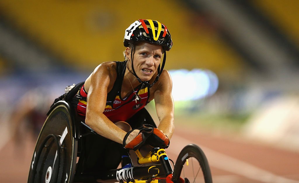 Marieke Vervoor célèbre sa médaille d'or lors de la séance du soir du dixième jour des Championnats du monde d'athlétisme du CIP au stade Suhaim Bin Hamad le 31 octobre 2015 à Doha, Qatar. | Photo : Getty Images Marieke Vervoor célèbre sa médaille d'or lors de la séance du soir du dixième jour des Championnats du monde d'athlétisme du CIP au stade Suhaim Bin Hamad le 31 octobre 2015 à Doha, Qatar. | Photo : Getty Images