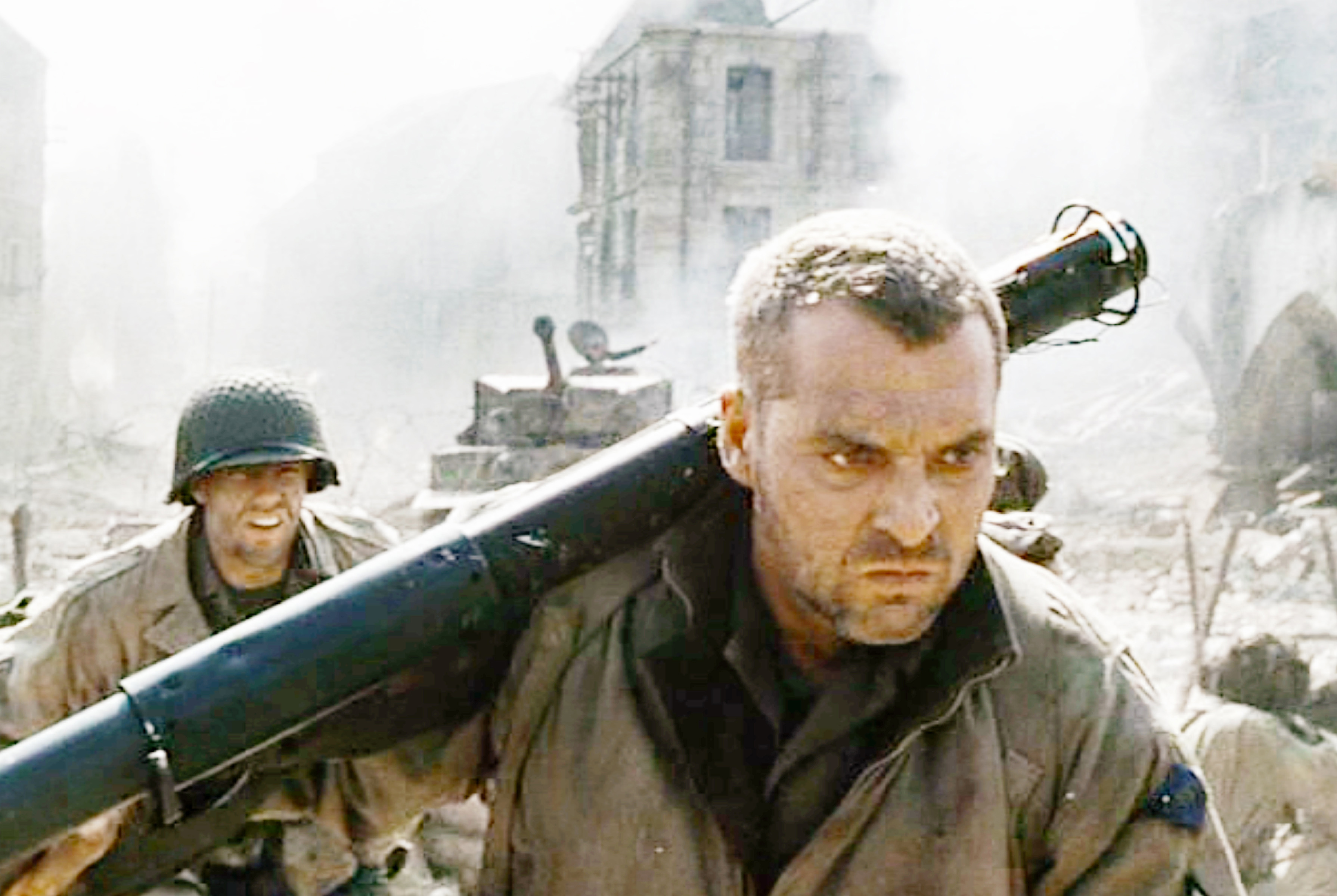 Tom Sizemore as Sergeant Horvath in the movie "Saving Private Ryan" on July 24, 1998 | Source: Getty Images