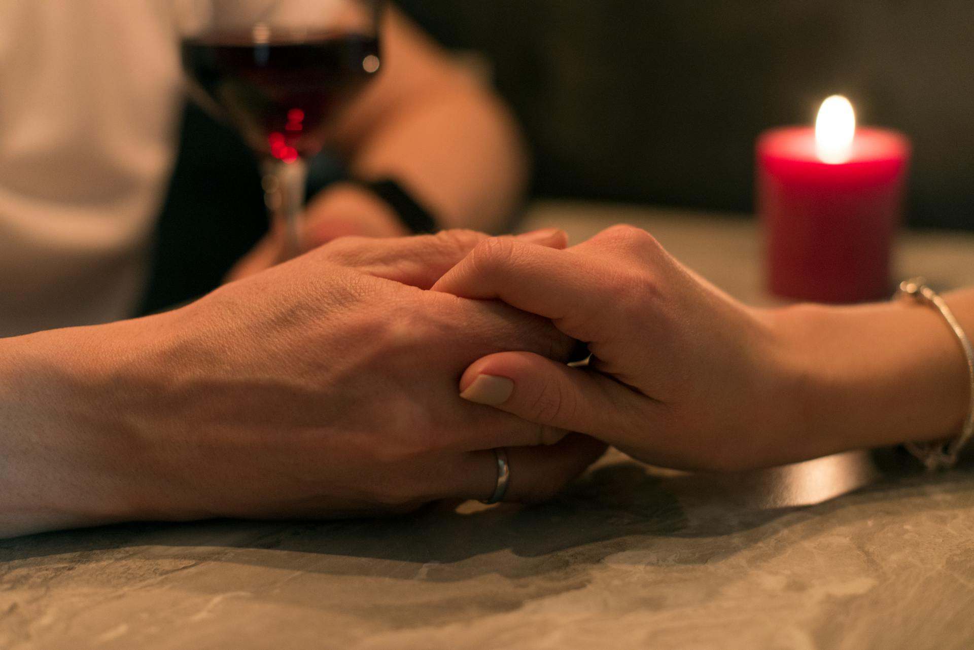 A couple holding hands on a date | Source: Pexels