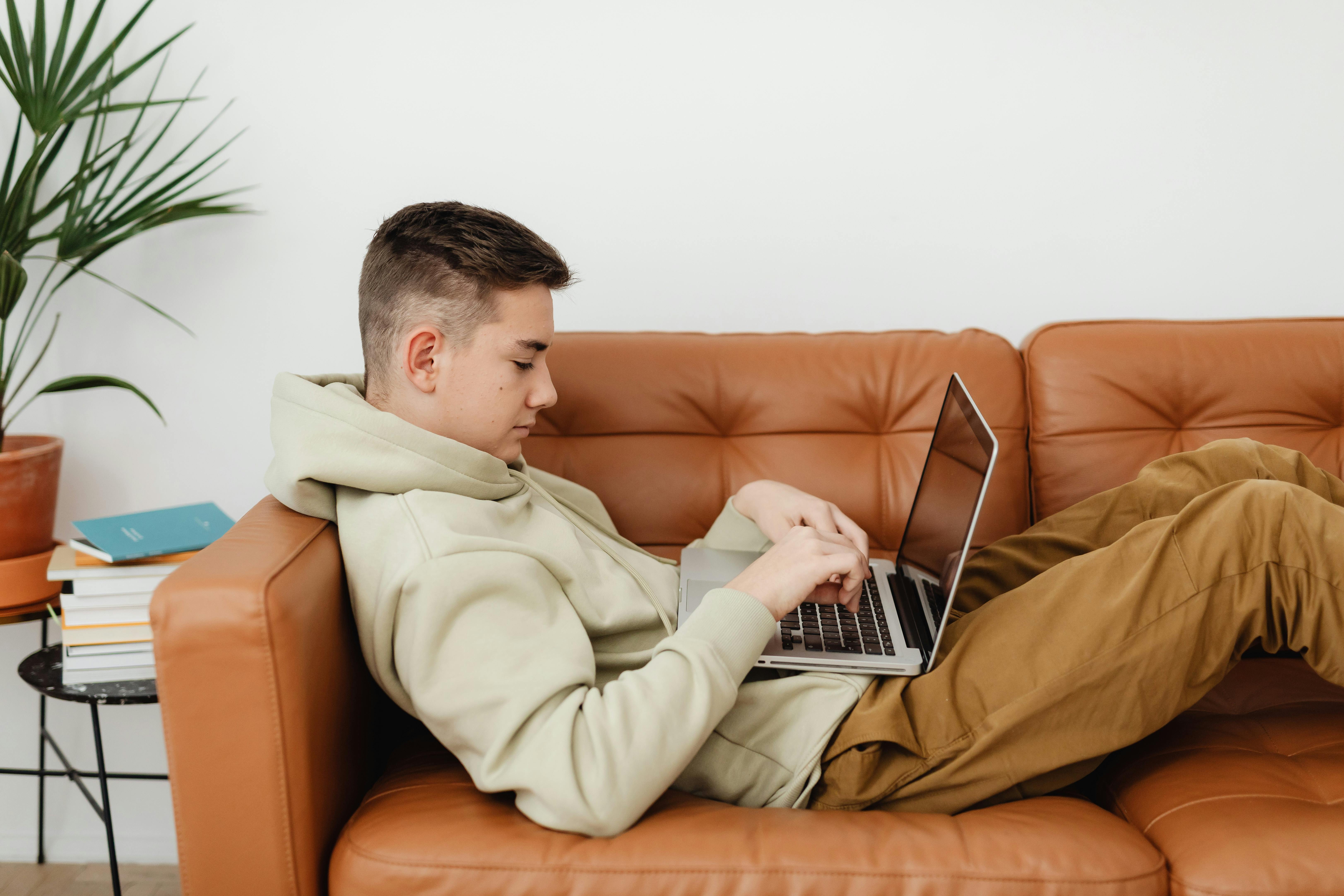 A boy typing on his laptop | Source: Pexels