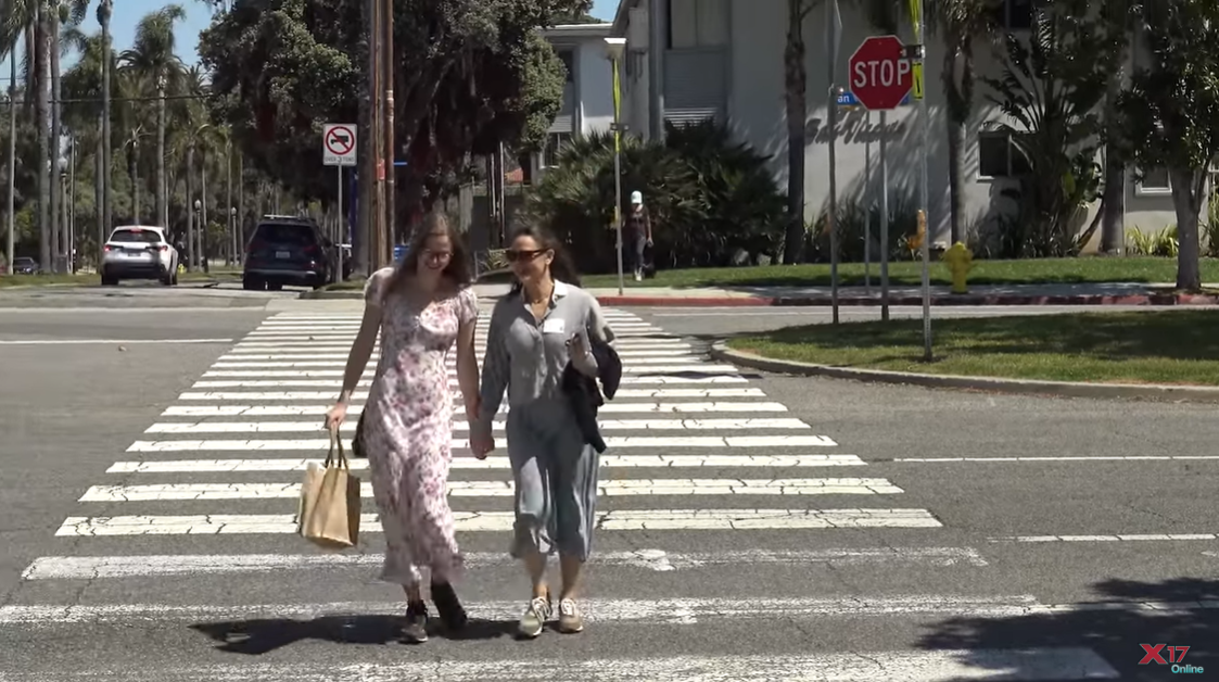 Violet Affleck and Jennifer Garner crossing a street in Santa Monica, California, as seen on a video shared on May 6, 2924 | Source: YouTube/x17online