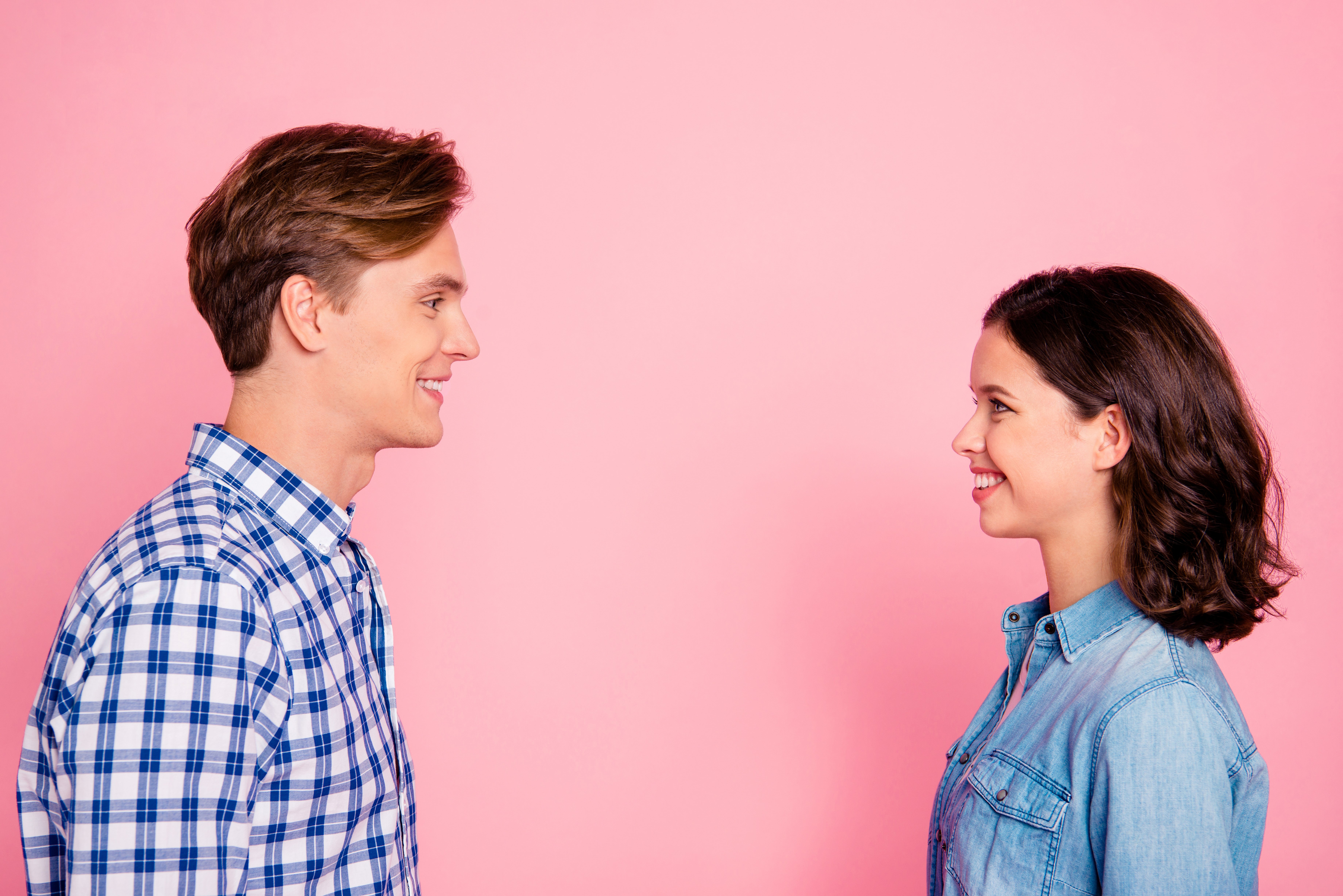 Chico y chica mirándose a la cara. | Foto: Shutterstock