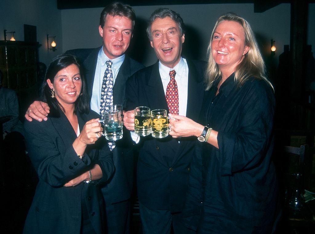 Peter Alexander mit Tochter Susanne Alexander-Neumayer, Sohn Michael Alexander-Neumayer und Schwiegertochter Rafaela Alexander-Neumayer, während der Afterparty nach der "Peter-Alexander-Show" im Wien. (Foto von Peter Bischoff) I Quelle: Getty Images