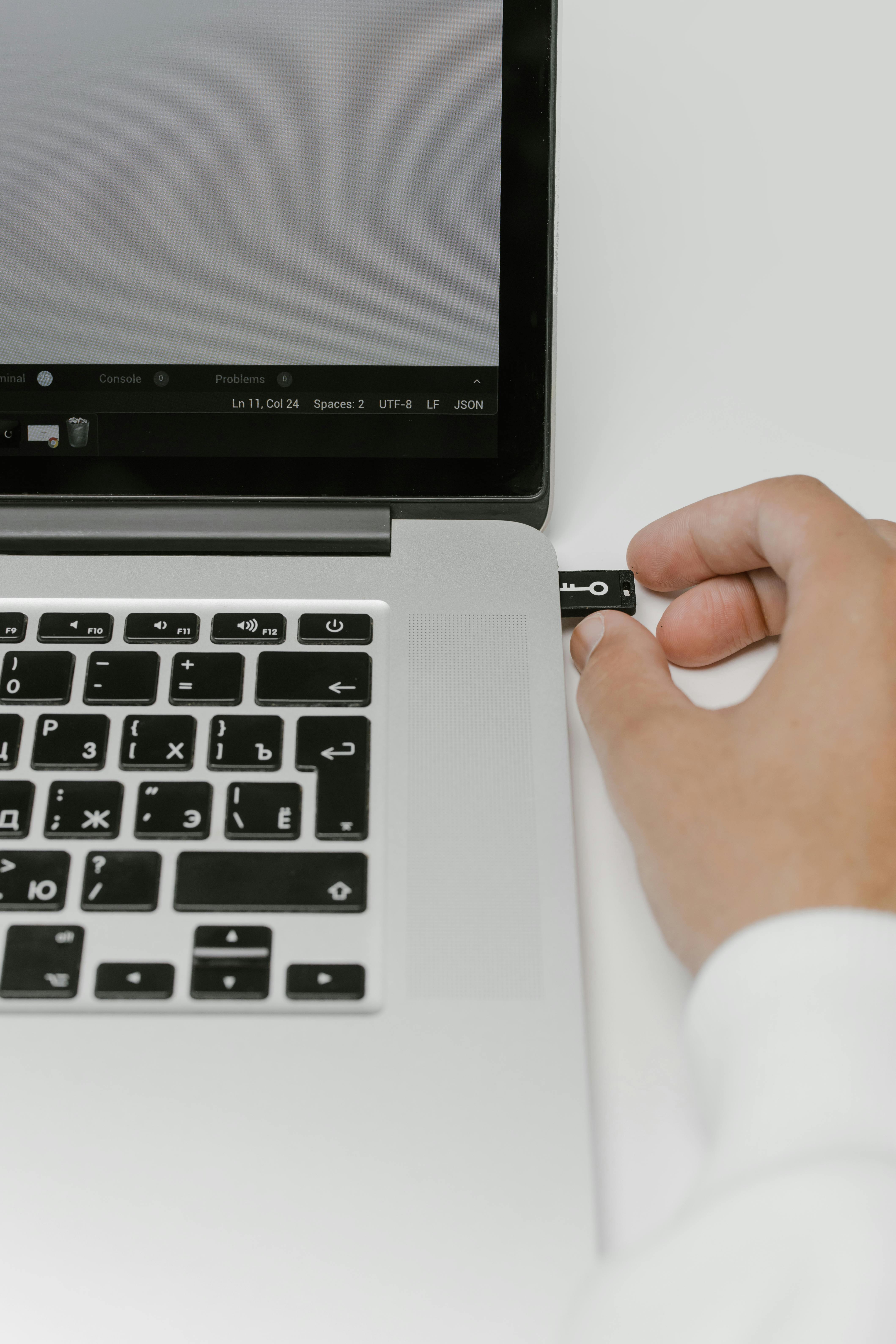 Man inserts a flash drive | Source: Pexels