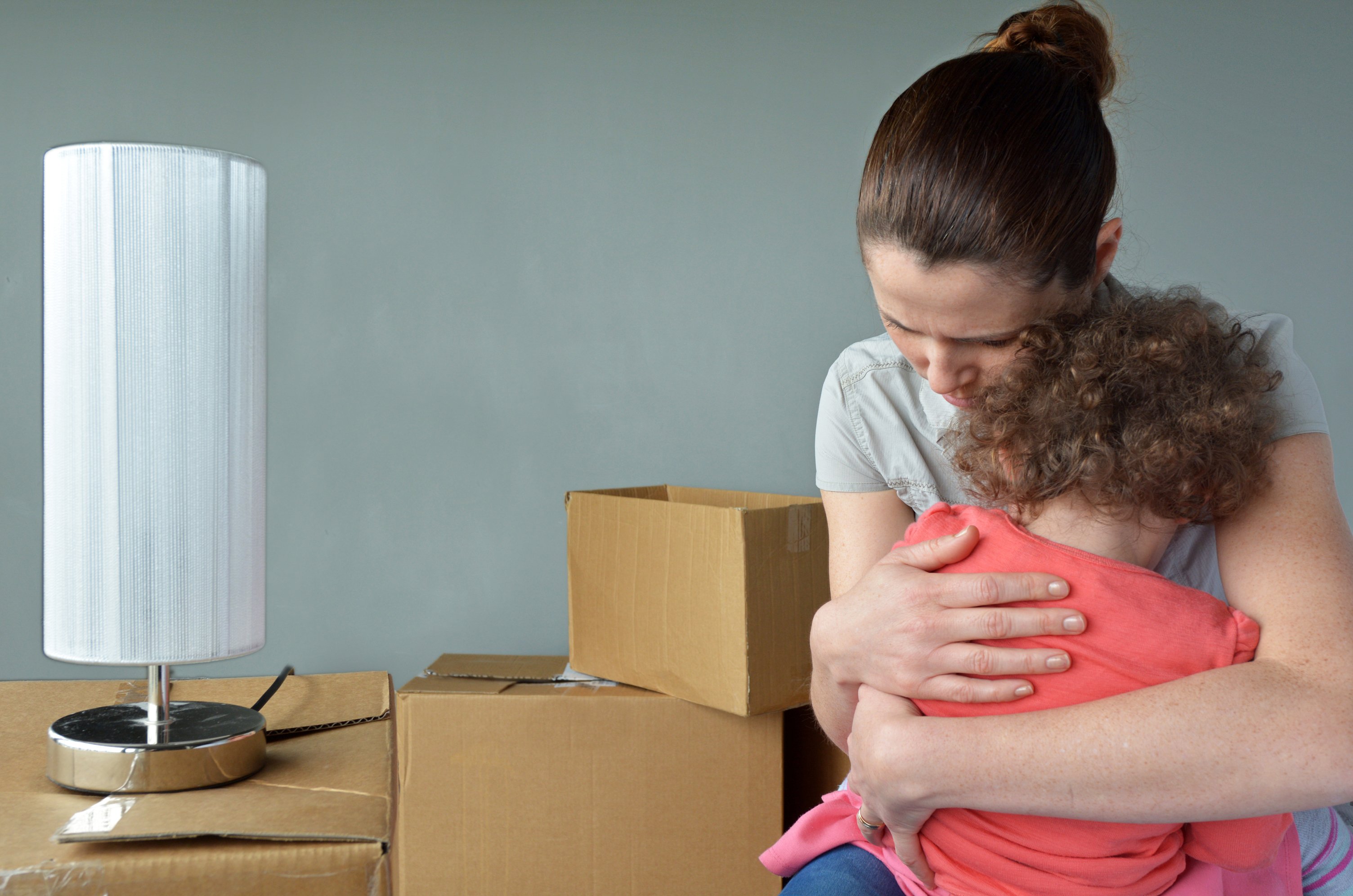 Mujer joven con un hijo pequeño preocupada por el desalojo de su casa. | Foto: Shutterstock