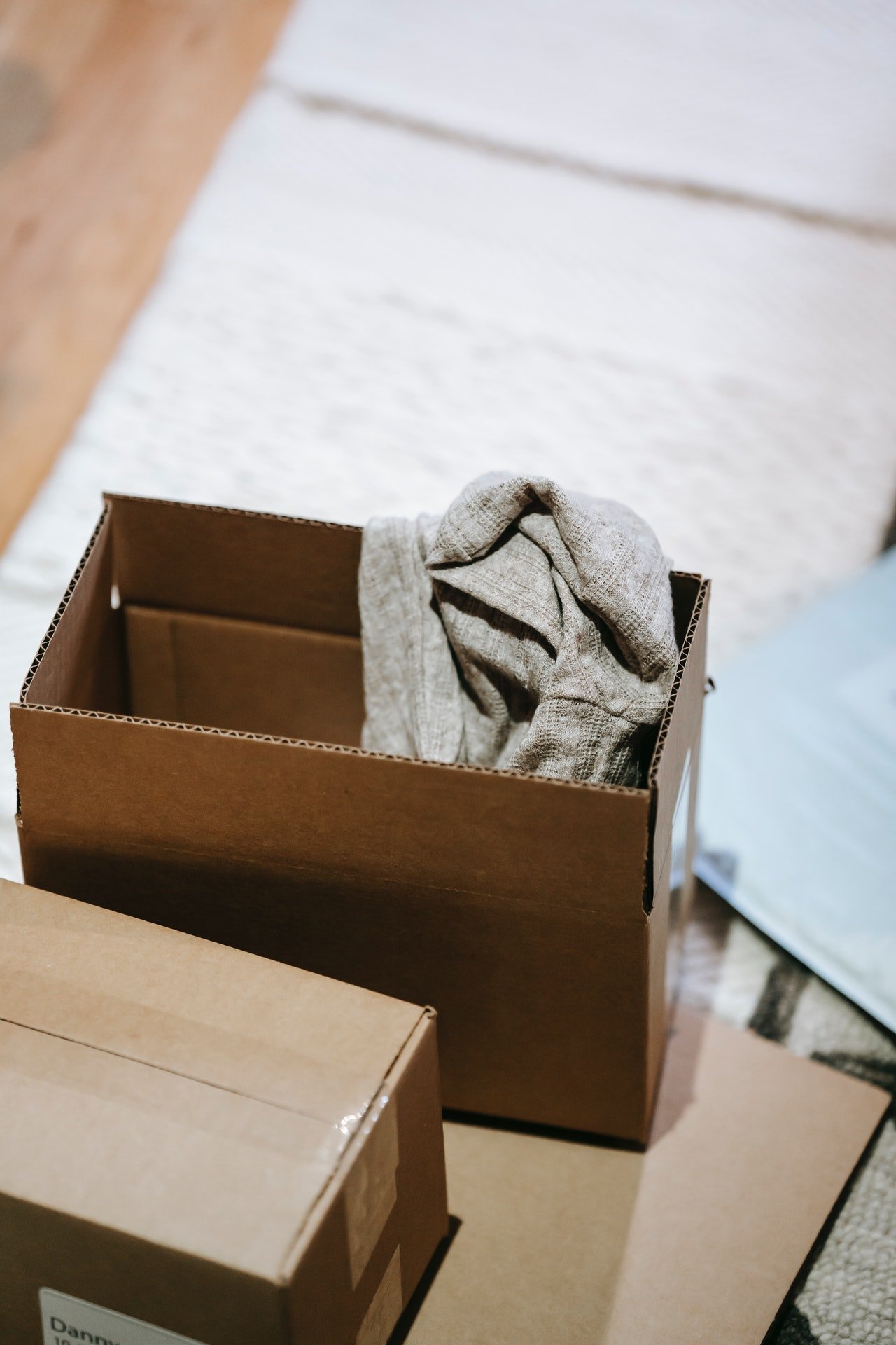Arnold grabbed a box and a blanket from his house so the dog would be warm. | Source: Pexels