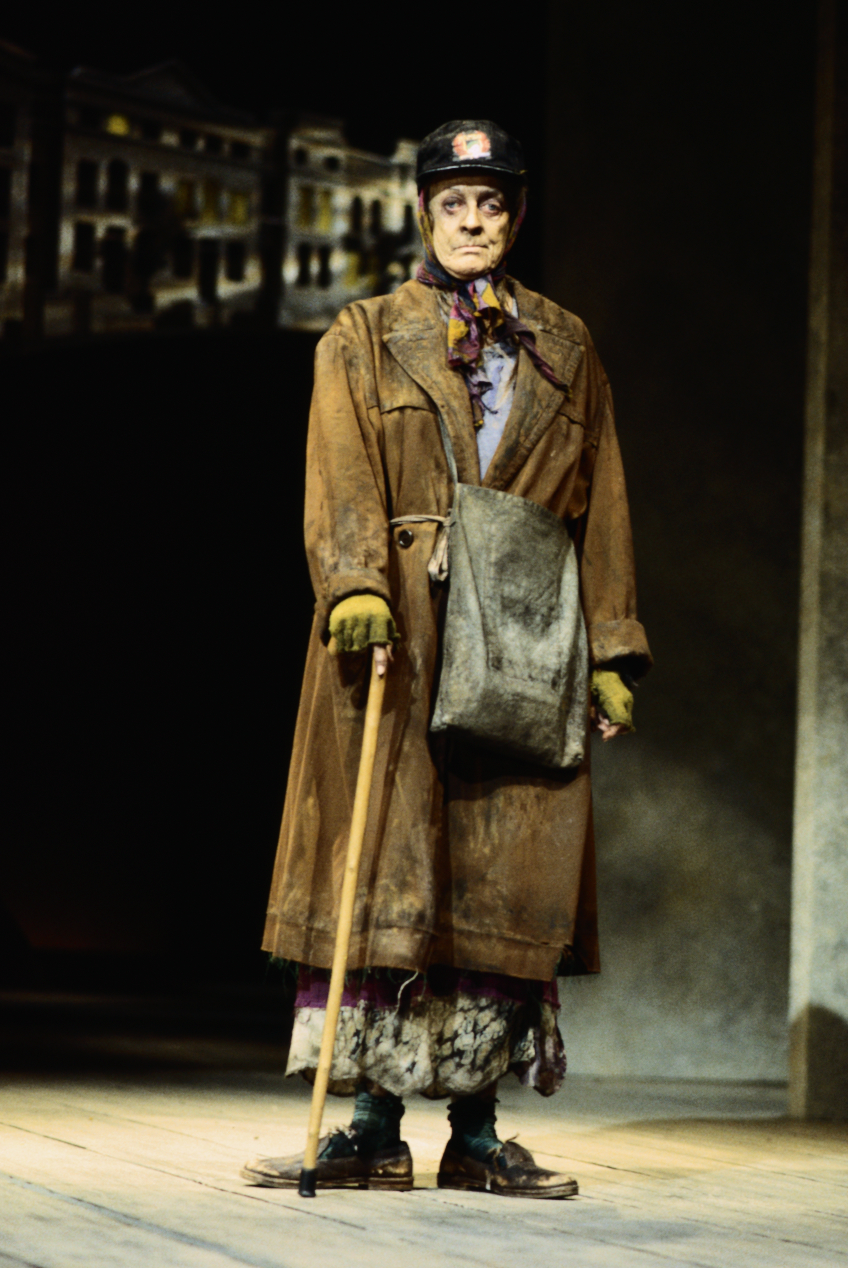 Maggie Smith on the set of the play "The Lady in the Van," in 1999 | Source: Getty Images