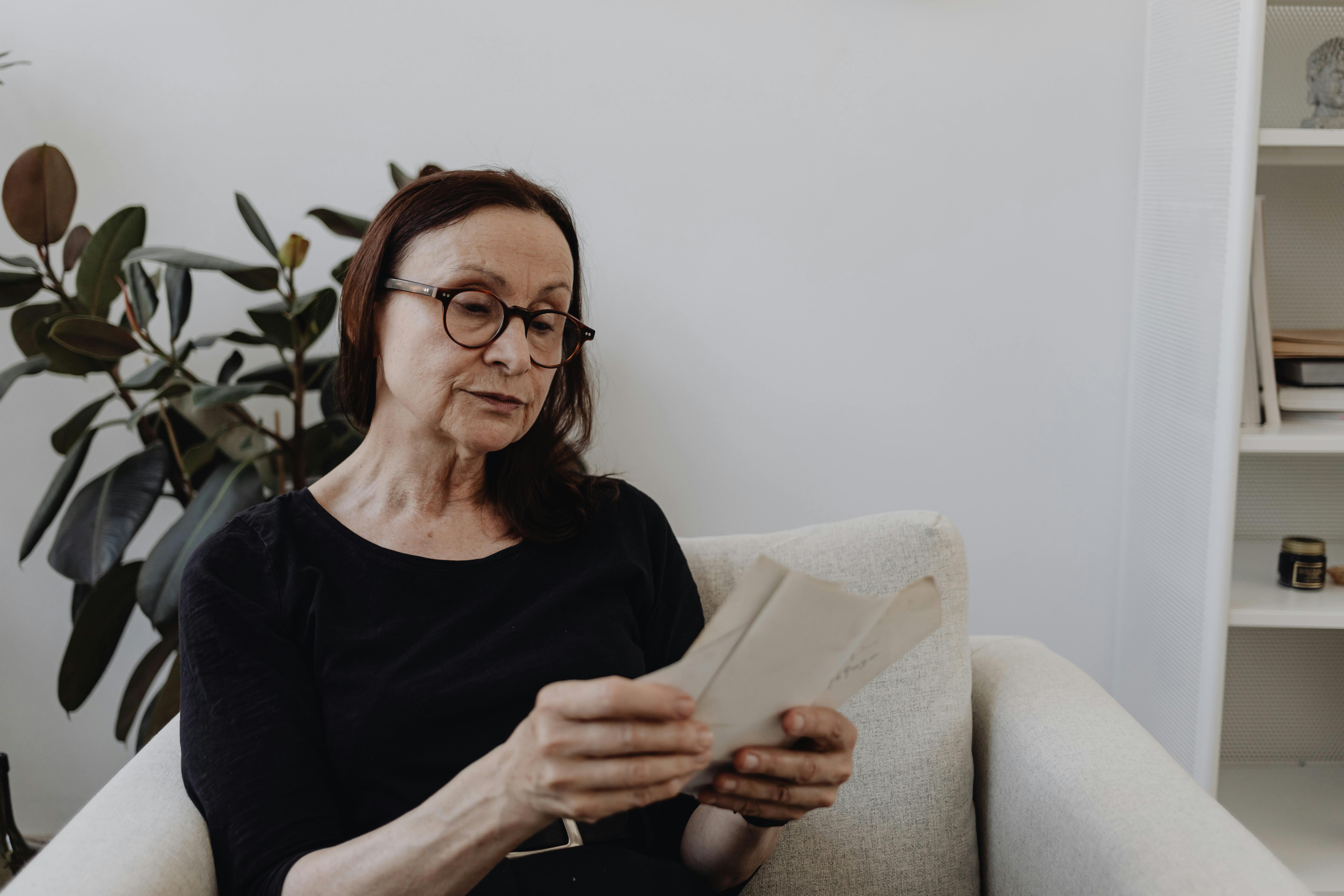 A older woman alone at home | Source: Pexels
