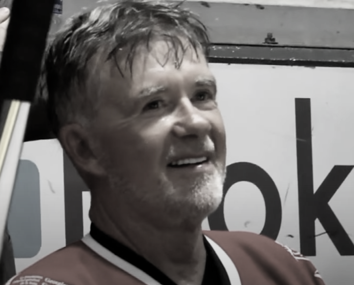 "Growing Pains" star Alan Thicke pictured smiling in hockey gear | Source: YouTube/InsideEdition