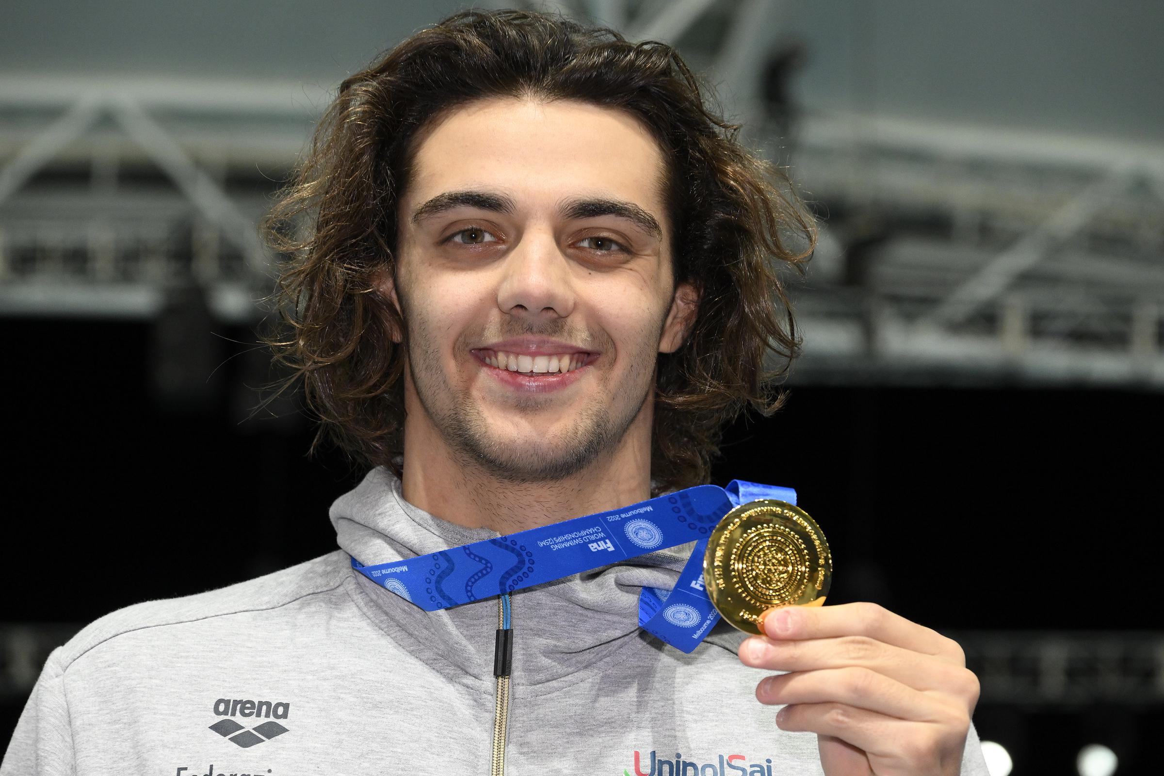 Thomas Ceccon shows his gold medal after compete in the 100m Individual Medley Men's Final during the FINA Swimming Short Course World Championships in Melbourne, Australia, on December 16, 2022 | Source: Getty Images