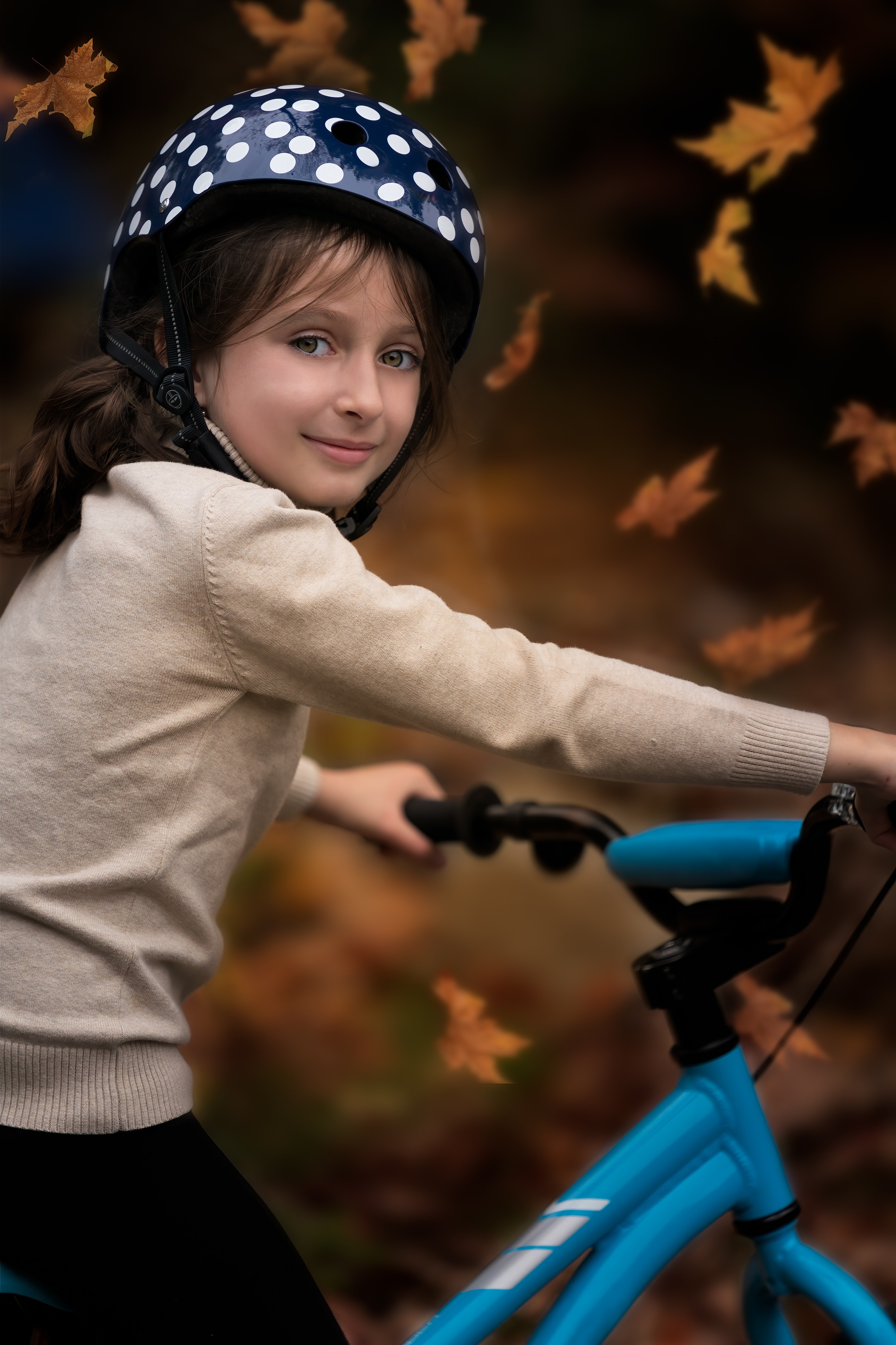 Una niña conduciendo una bicicleta. | Foto: Pexels