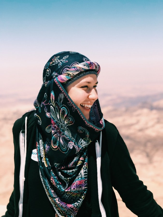 Une jeune femme portant une belle écharpe. l Source : Unsplash