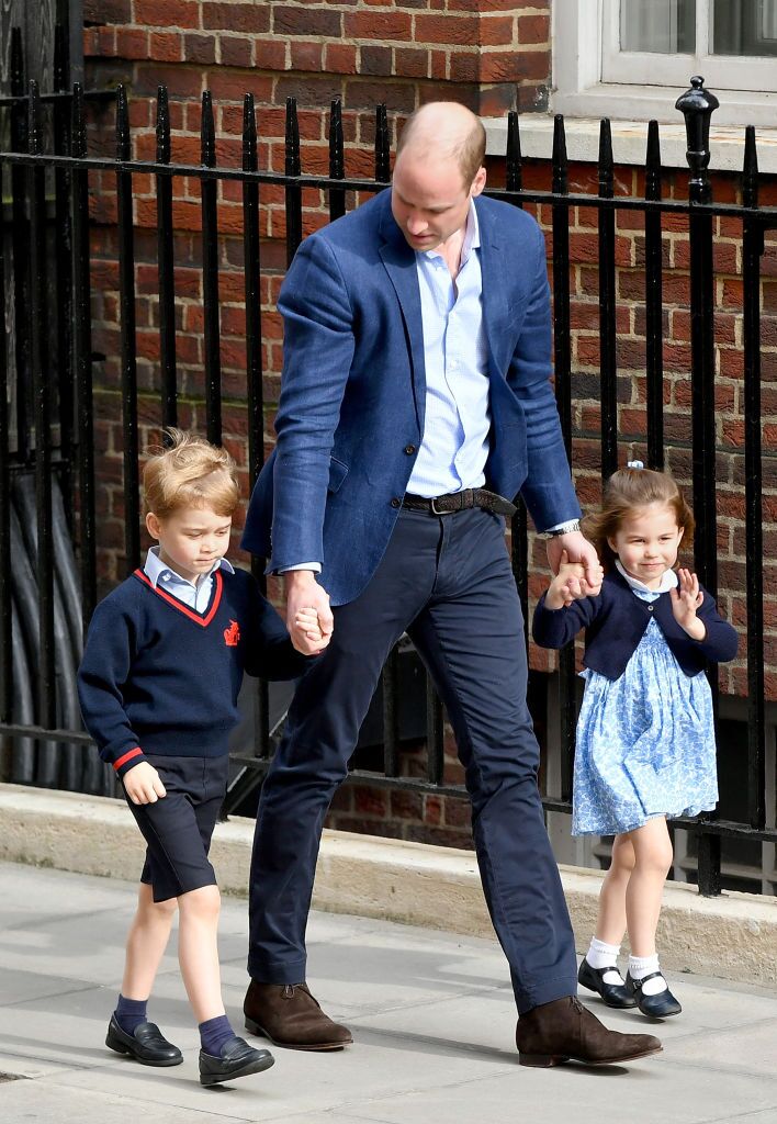Duke of Cambridge arrives with Prince George and Princess Charlotte at the Lindo Wing on April 23, 2018 in London, England | Photo: Getty Images 