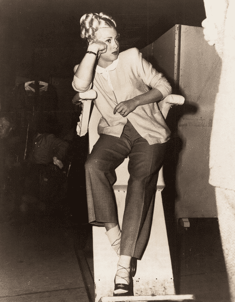 Lana Turner on the set of The Three Musketeers, 1948. | Source: Wikimedia Commons