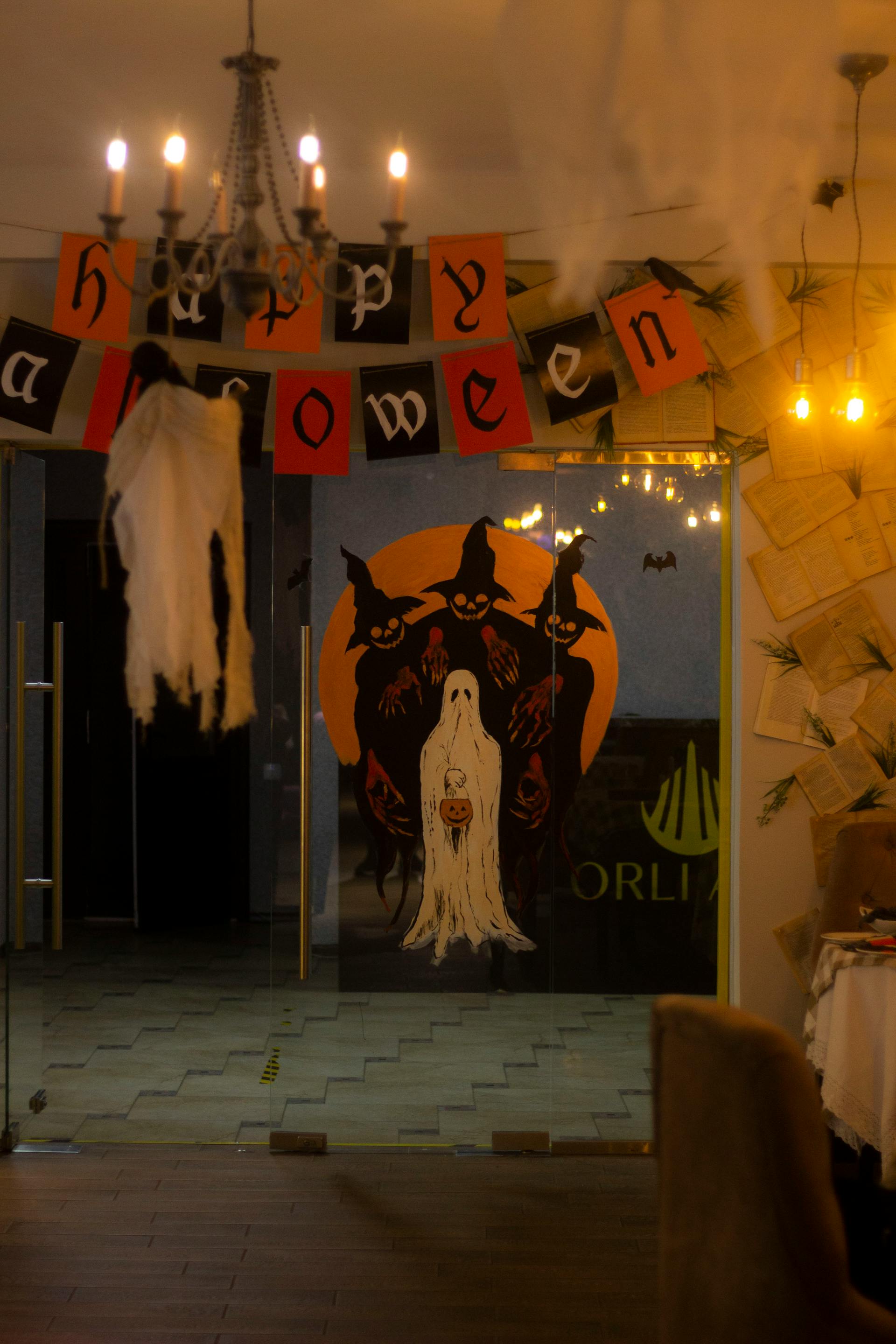 Halloween decorations in a room | Source: Pexels