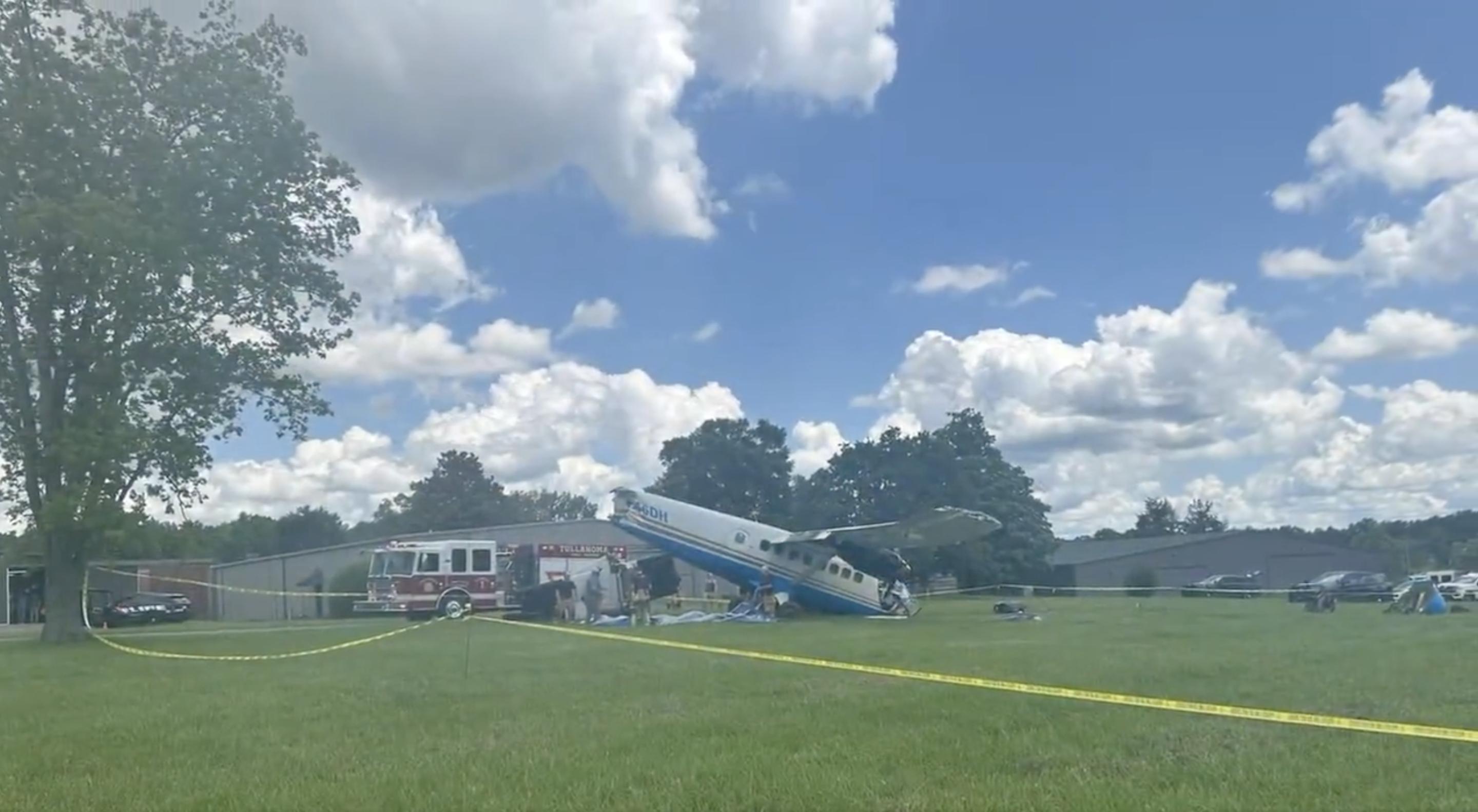 Emergency responders, including a fire engine and several personnel, surround the plane on a grassy field, on June 8, 2025 | Source: x/TNHighwayPatrol