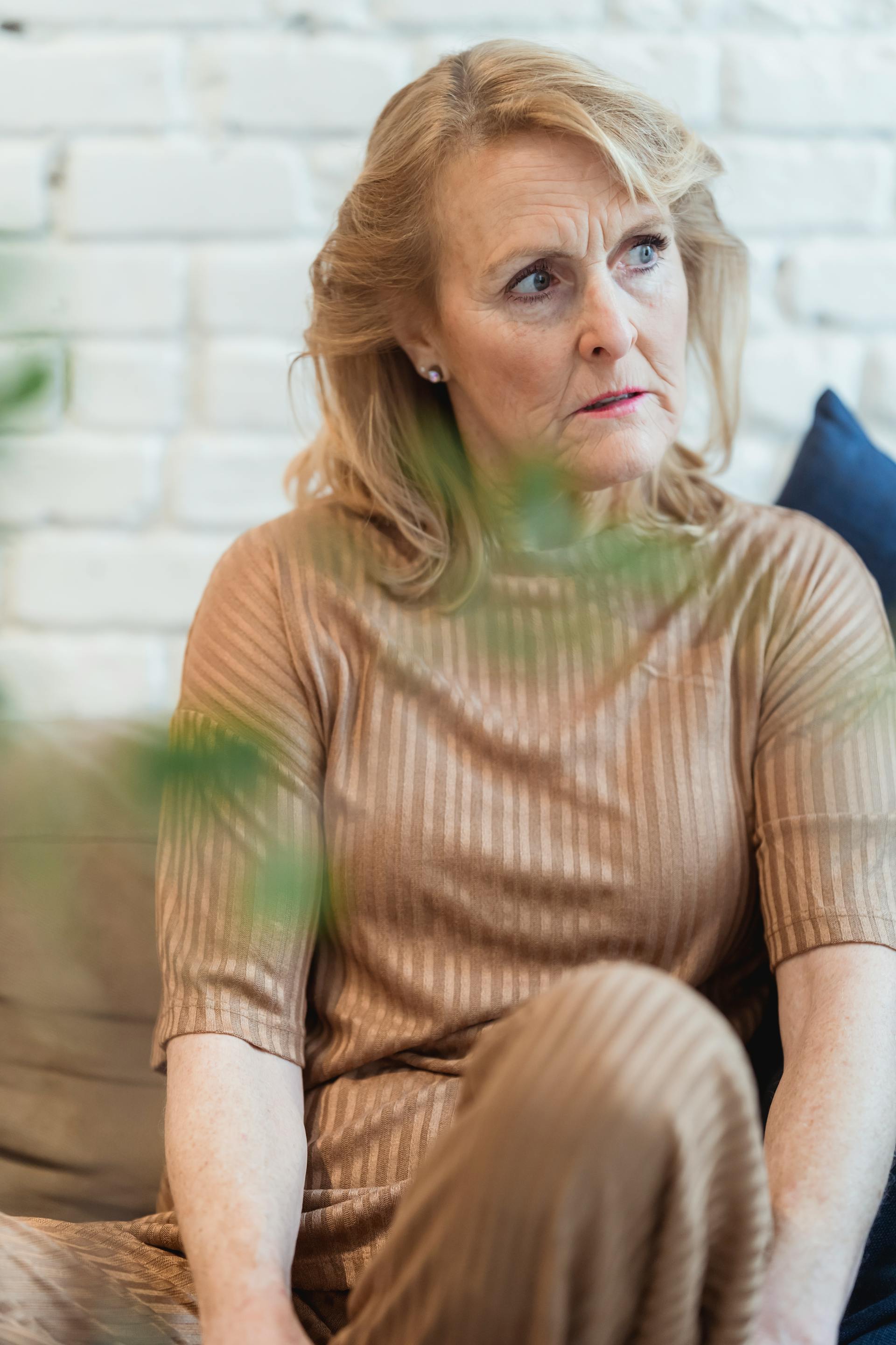 An angry woman looking sideways | Source: Pexels