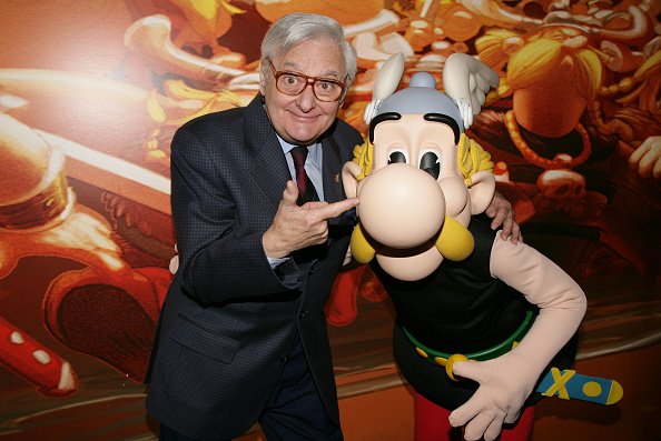 Roger Carel, la voix d'Astérix, pose avec Astérix au photocall du film "Astérix et les Vikings". | Photo : Getty Images