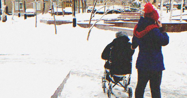 Mujer cerca de una anciana en una silla de ruedas en la nieve. | Foto: Shutterstock
