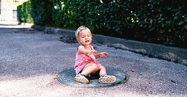 A child crying on the ground. | Source: Shutterstock