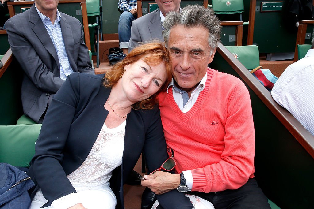 Gérard Holtz et son épouse Muriel Mayette assistent aux Internationaux de France de tennis de Roland Garros 2015. | Photo : Getty Images Gérard Holtz et son épouse Muriel Mayette assistent aux Internationaux de France de tennis de Roland Garros 2015. | Photo : Getty Images