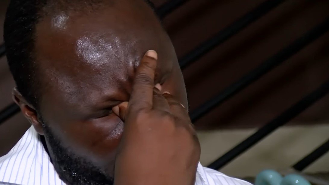 Edmund Akrofi tratando de contener las lágrimas. | Foto: Youtube/Joy Learning Tv