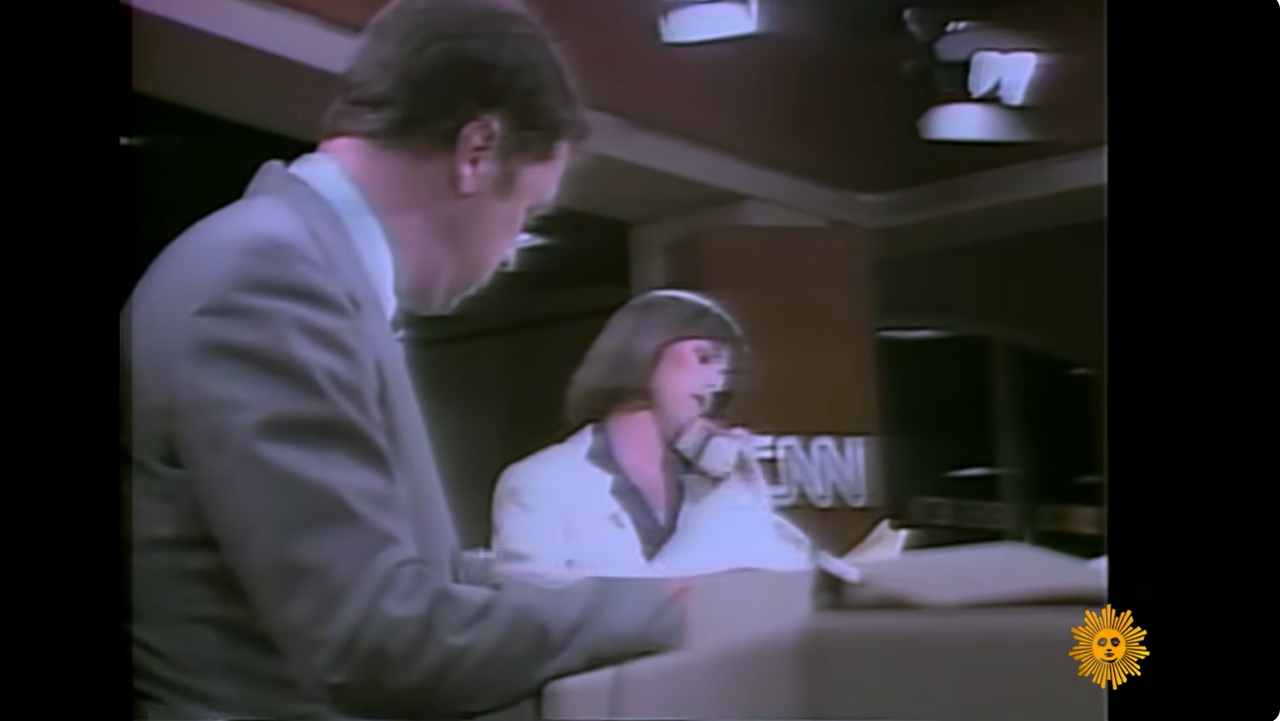 Early CNN anchors deliver the news from the network’s modest studio during the pioneering days of Ted Turner’s 24-hour news experiment, which would go on to reshape global television journalism. | Source: YouTube/CBS Sunday Morning