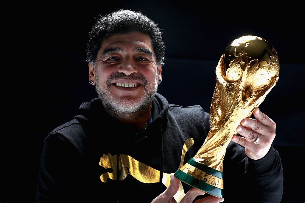 Diego Maradona posiert mit der FIFA WM-Trophäe vor den Best FIFA Football Awards im Kameha Zurich Hotel am 8. Januar 2017 in Zürich, Schweiz. (Foto von Alexander Hassenstein - FIFA) I Quelle: FIFA über Getty Images