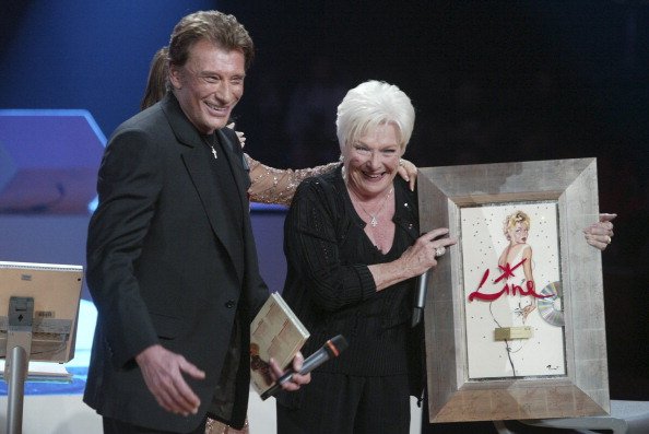 Fête de la chanson française sur la chaîne de télévision 2 le 12 janvier 2005 à Paris, France - Johnny Hallyday et Line Renaud. | Photo : Getty Images