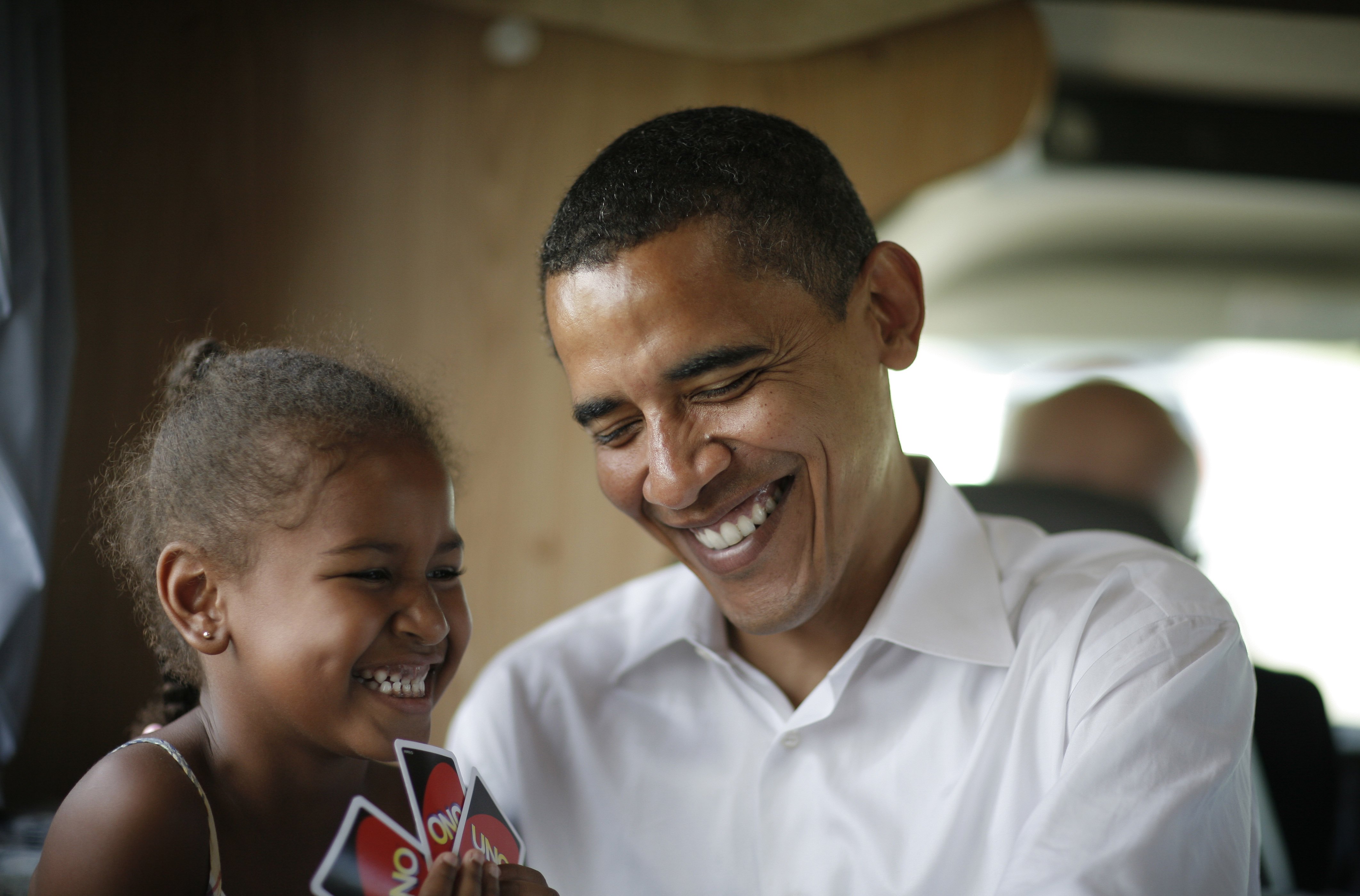 Sasha and Barack Obama playing cards in their RV  while on a campaign swing between Oskaloosa and Pella, Iowa on July 4, 2007. | Source: Getty Images