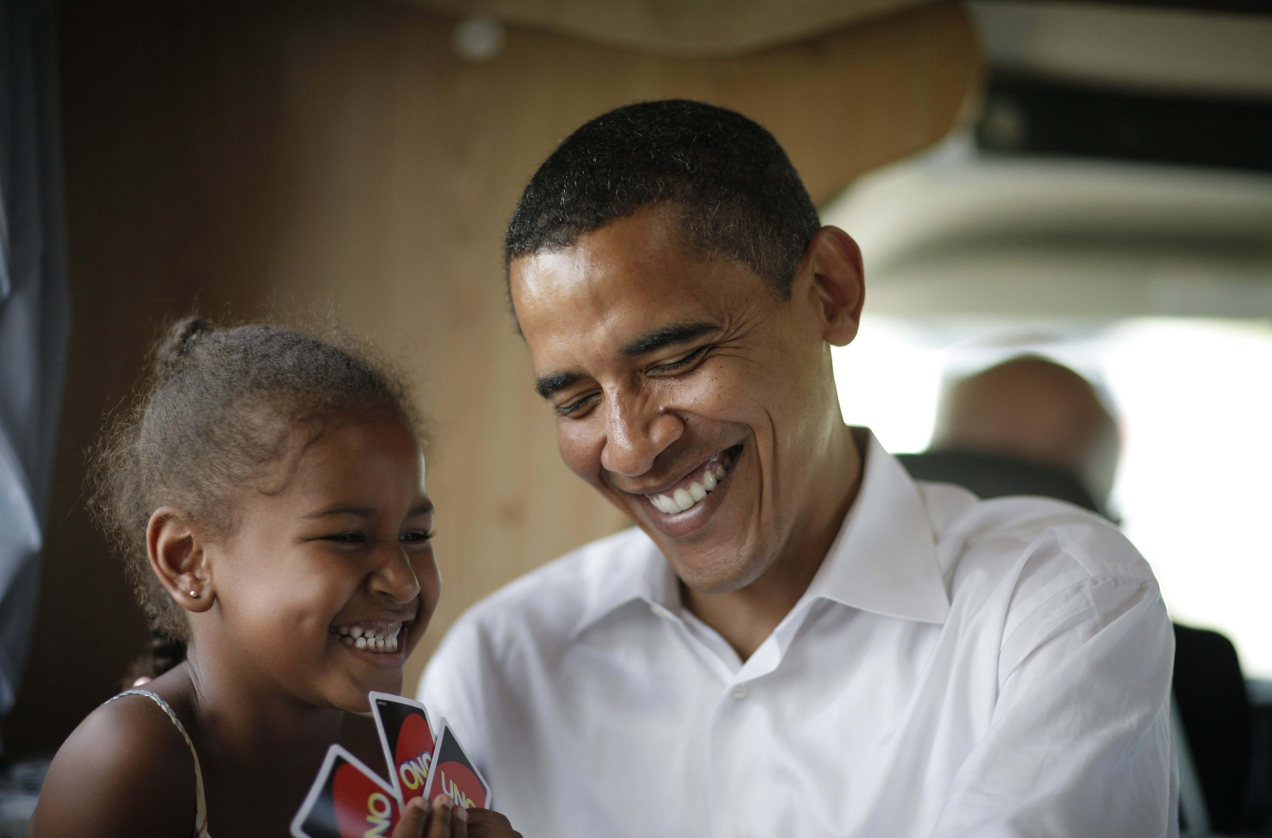 Sasha and Barack Obama playing cards in their RV while on a campaign swing between Oskaloosa and Pella, Iowa on July 4, 2007. | Source: Getty Images