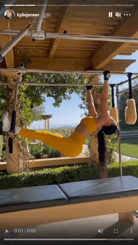 A screenshot from a video of Kylie Jenner working out in her yellow outfit. | Photo: Instagram/Kyliejenner