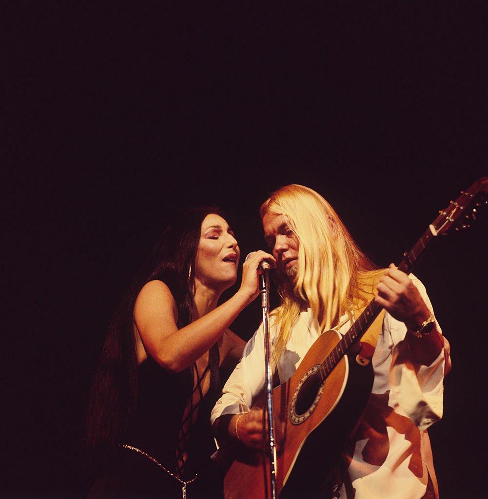 Cher and Gregg Allman perform on stage at the Rainbow Theatre in London, England on November 24, 1977 | Photo: Getty Images