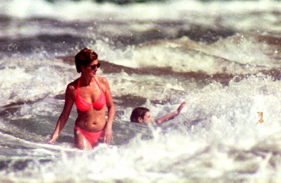 Diana, Princess of Wales during a Caribbean holiday on January 2, 1993 in Nevis Island | Source: Getty Images