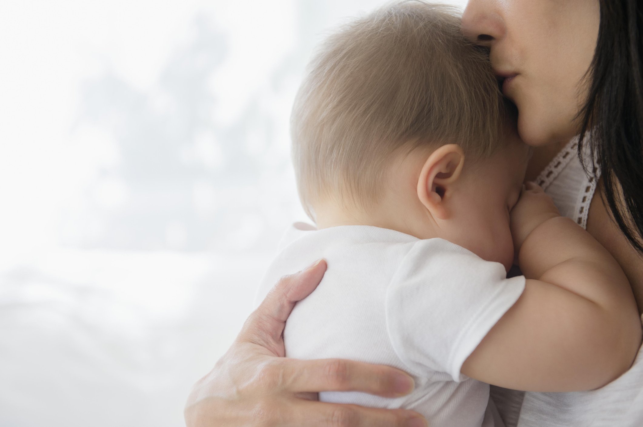 Nahaufnahme der Mutter, die Baby auf Stirn stößt | Quelle: Getty Images