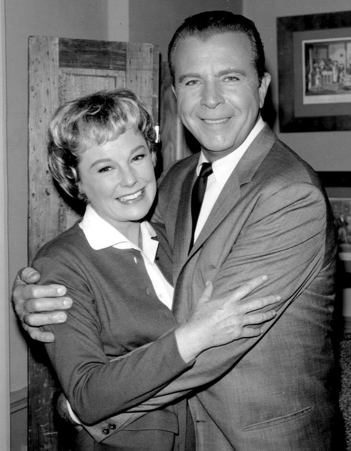 Photo of June Allyson and Dick Powell from The Dick Powell Show (1962) | Photo: Wikimedia Commons