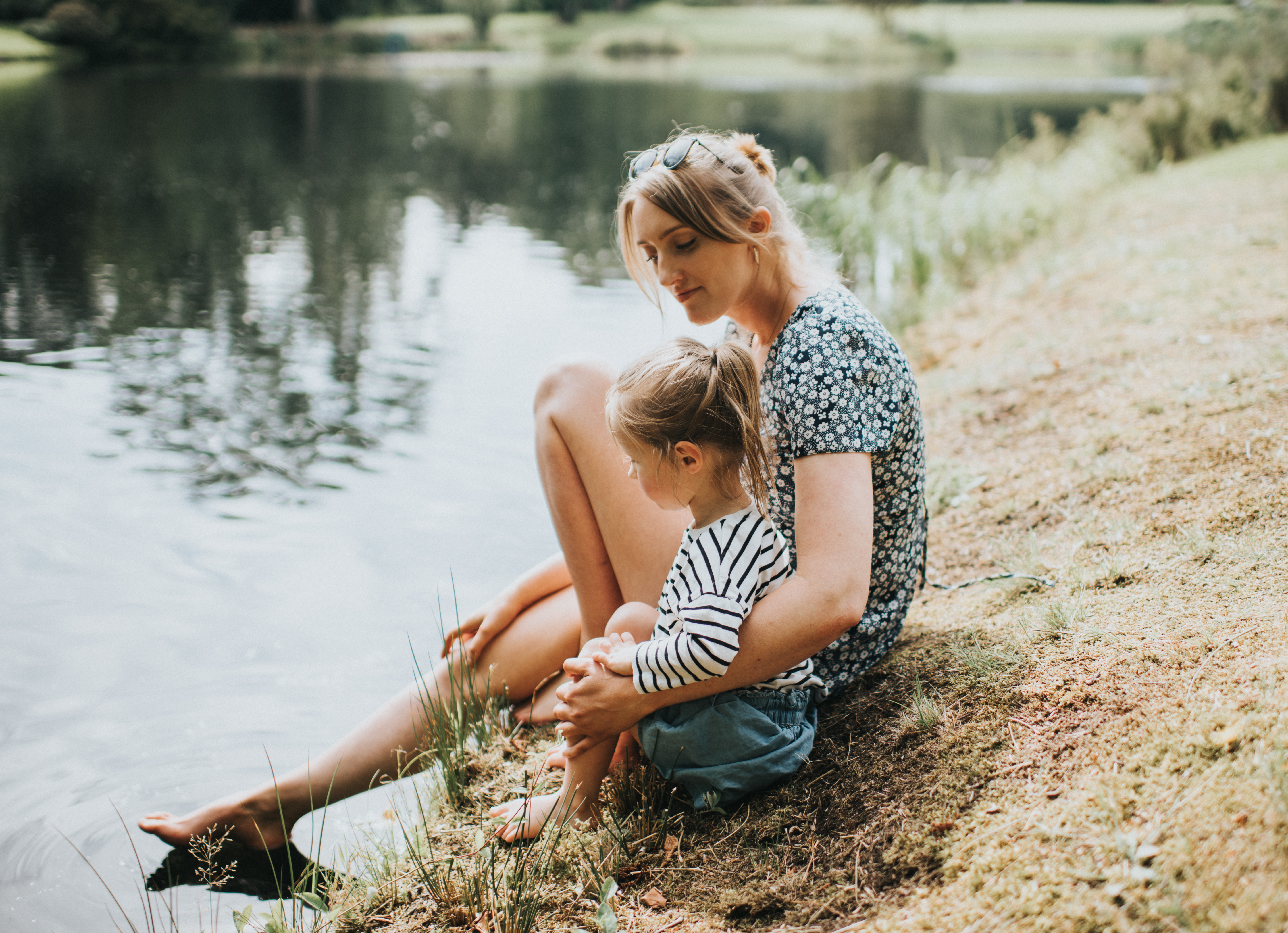 Mujer con una niña junto a un lago | Foto: Getty Images