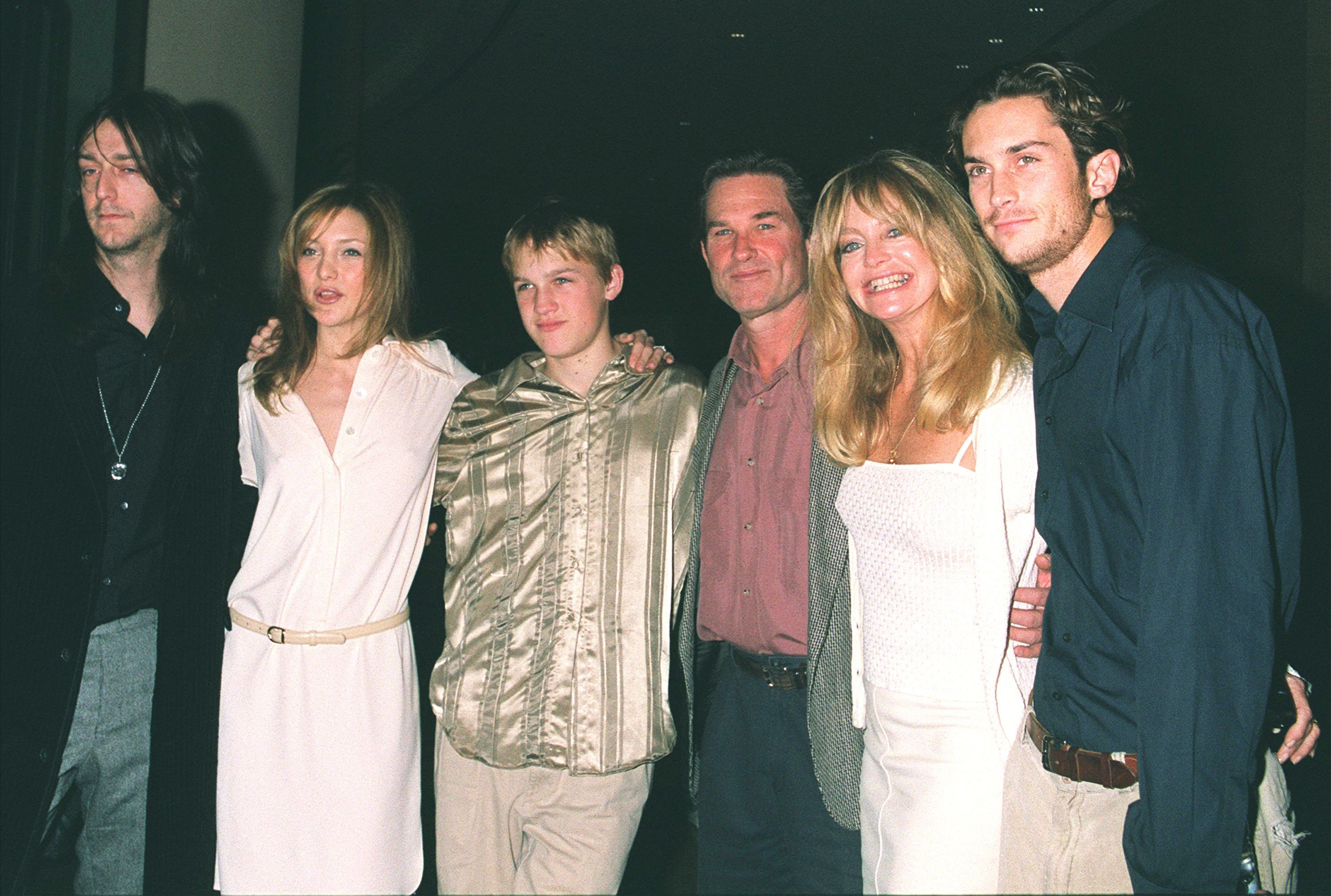 Chris Robinson, Kate Hudson, Wyatt Russell, Kurt Russell, Goldie Hawn, und Oliver Hudson am 10. Dezember 2000. | Quelle: Getty Images 