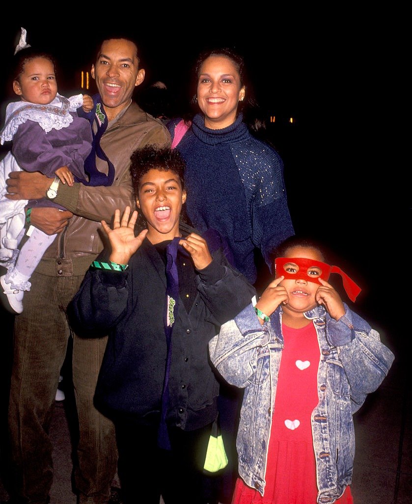 Jayne Kennedy, husband Bill Overton, and daughters Savannah Overton and Kopper Overton attend the "Teenage Mutant Ninja Turtles" Universal City premiere on November 21, 1990 | Photo: Getty Images