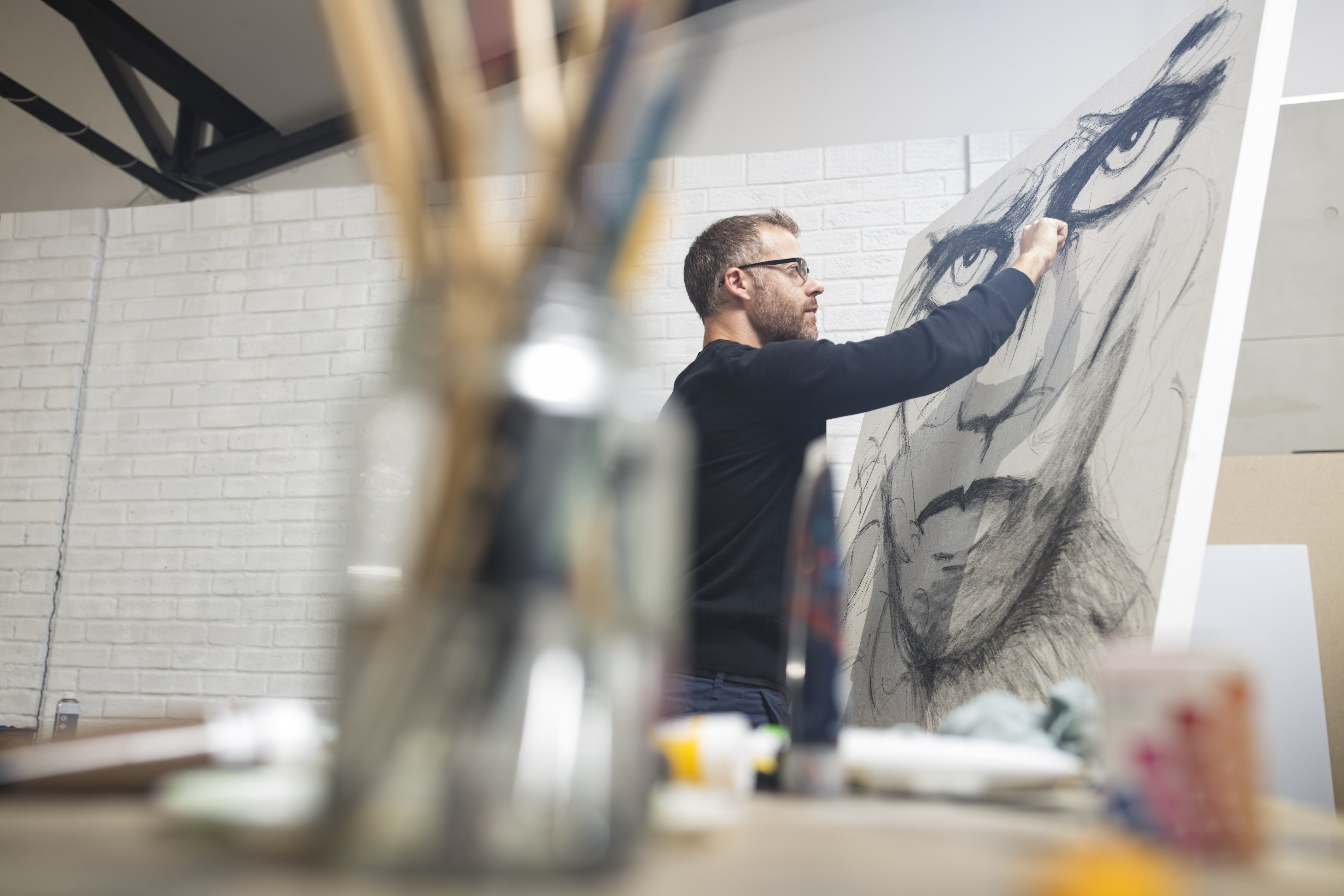 Man drawing an image in a  studio | Photo: Getty Images