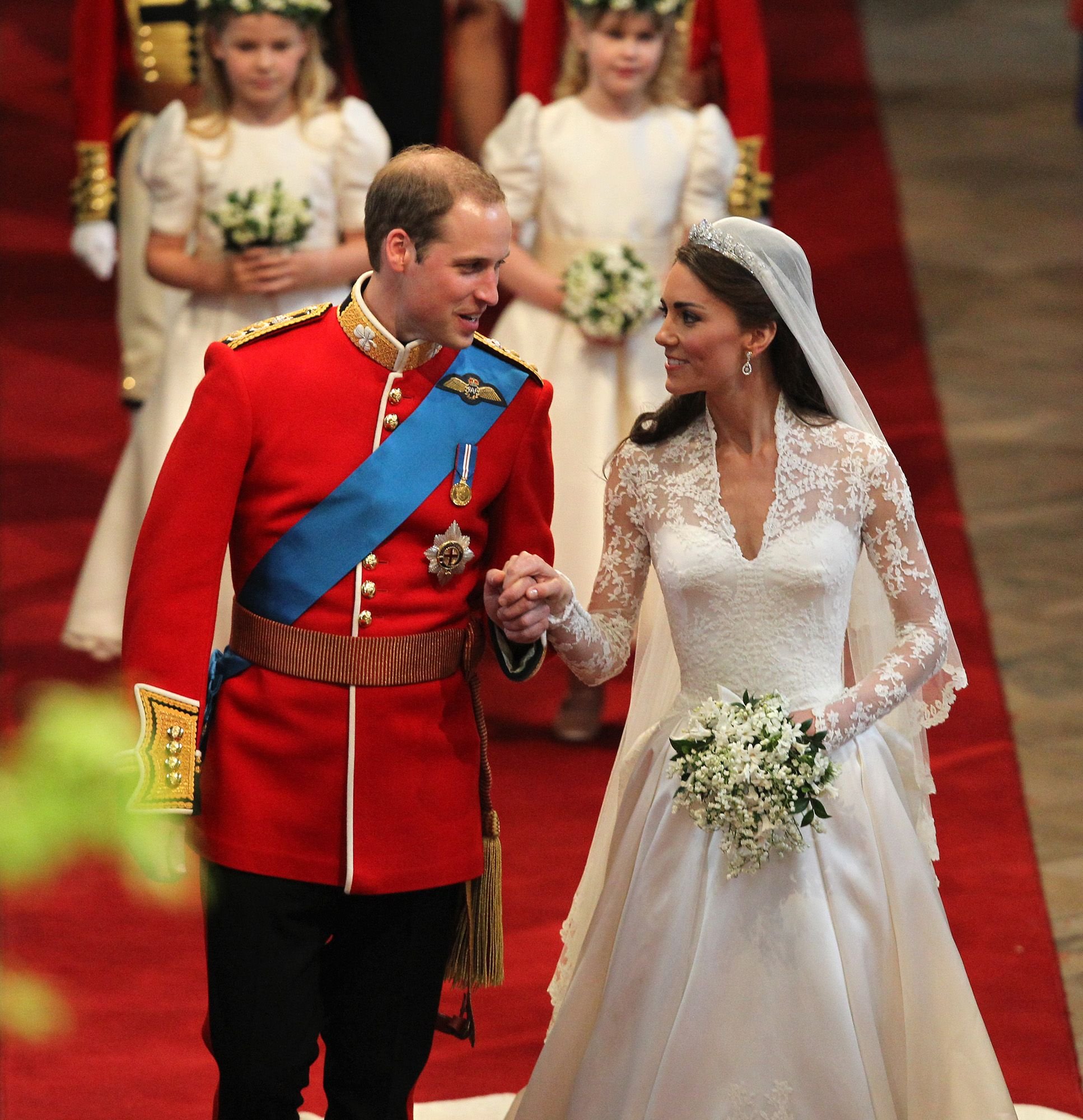 LONDON, ENGLAND - APRIL 29: Prince William, Duke of Cambridge and Catherine, Duchess of Cambridge leave Westminster Abbey following their marriage ceremony, on April 29, 2011 in London, England. The marriage of Prince William, the second in line to the British throne, to Catherine Middleton is being held in London today. The Archbishop of Canterbury conducted the service which was attended by 1900 guests, including foreign Royal family members and heads of state. Thousands of well-wishers from around the world have also flocked to London to witness the spectacle and pageantry of the Royal Wedding and street parties are being held throughout the UK. | Foto von: David Jones- WPA Pool/Getty Images