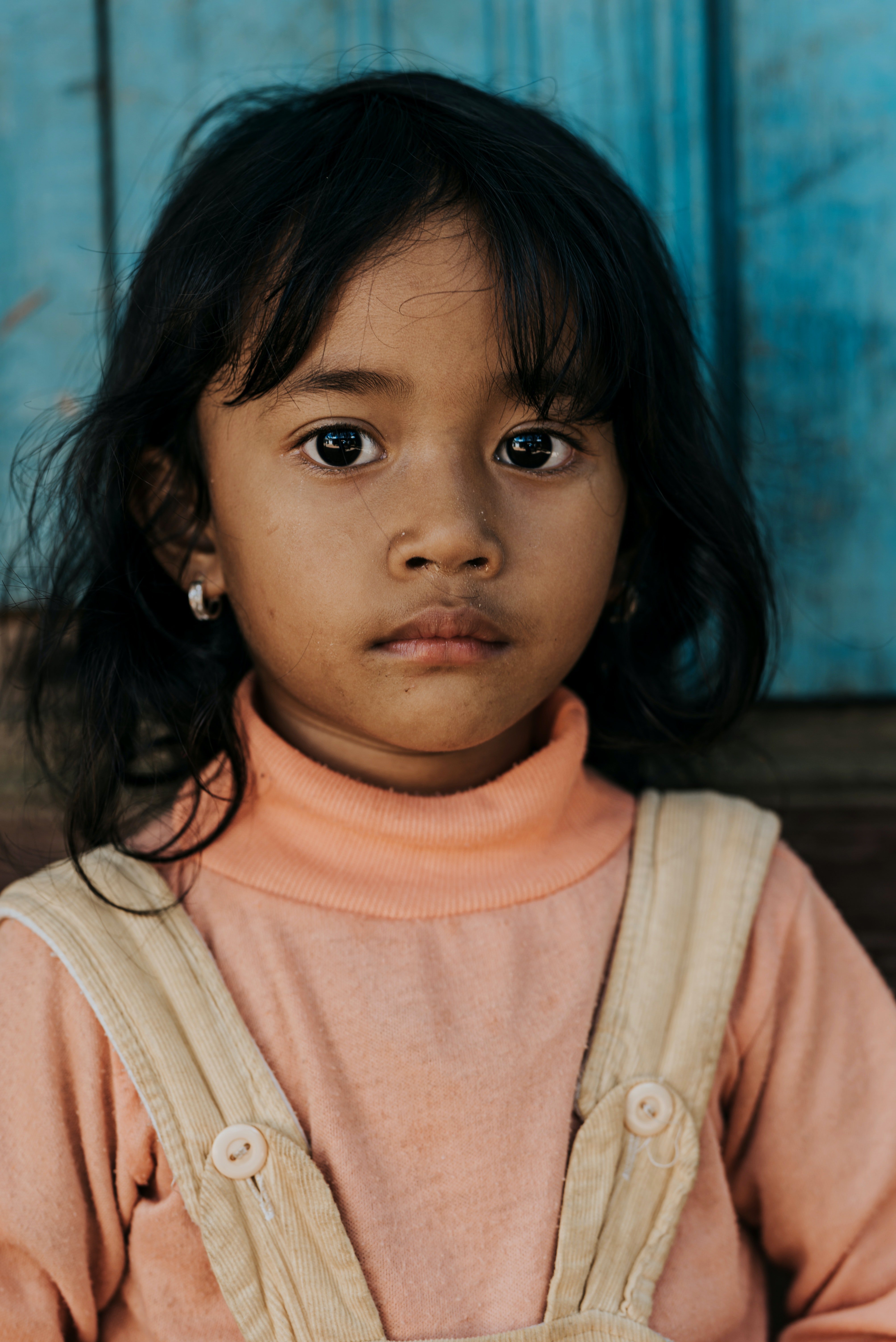 Une petite fille portant un gilet beige. | Photo : Pexels