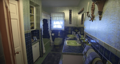 The avocado-green bathroom at main house of the ranch | Source: YouTube/Tennessee Crossroads