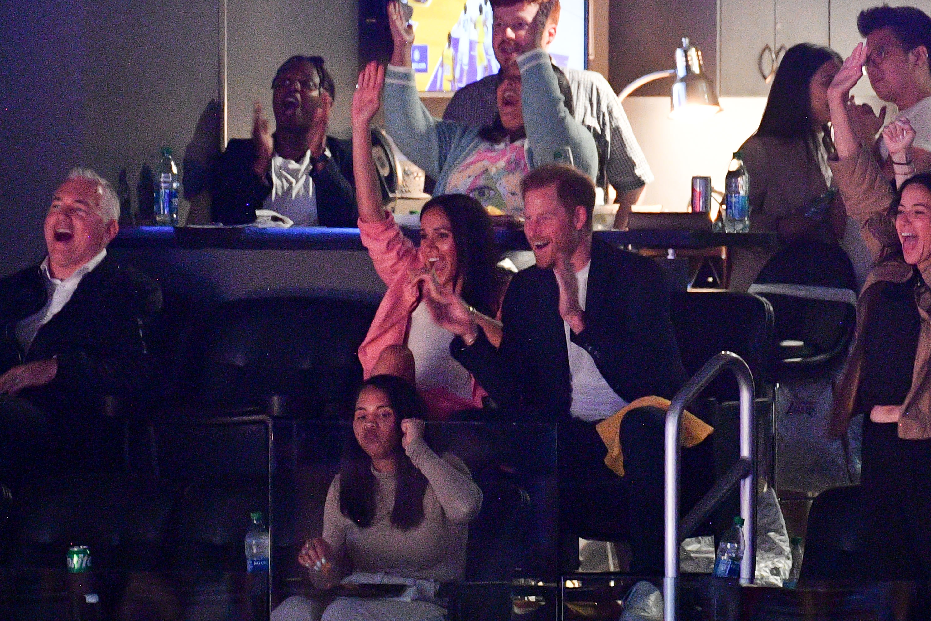 Harry, Herzog von Sussex, und Meghan, Herzogin von Sussex, während des Spiels der Los Angeles Lakers gegen die Memphis Grizzlies in der Crypto.com Arena am 24. April 2023 in Kalifornien | Quelle: Getty Images