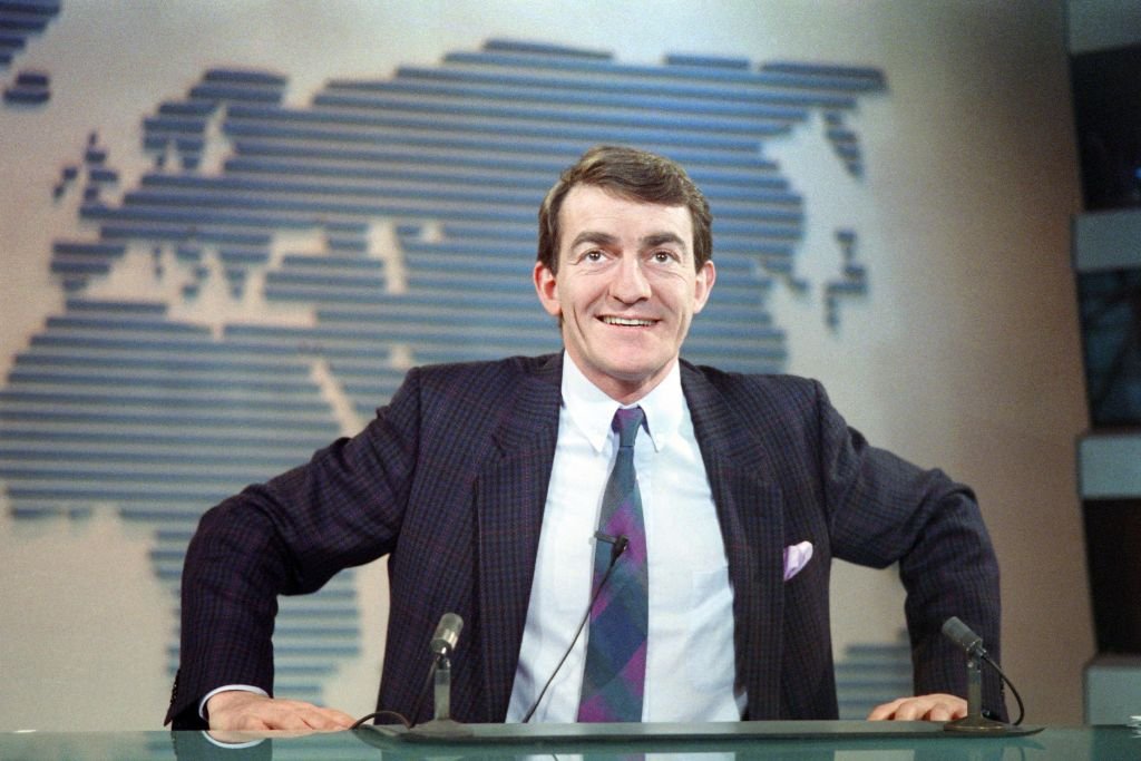 Le journaliste français Jean-pierre Pernaut pose sur un plateau de la chaîne de télévision française TF1 à Paris le 22 février 1988. | Photo : Getty Images